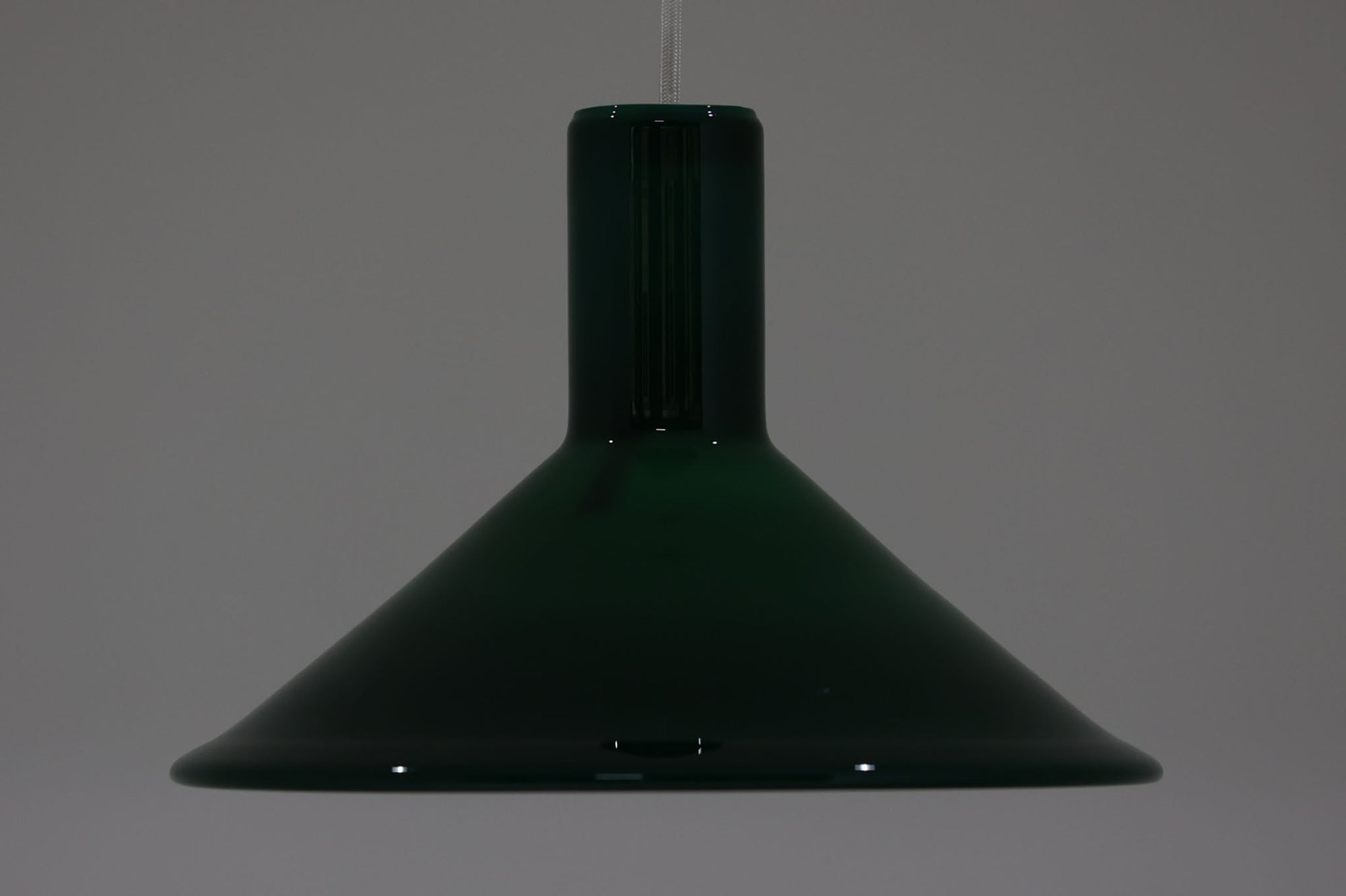 北欧より買い付けた、Holmgaard社製ビンテージランプです。照明部分はデンマークを代表する照明メーカーFog & morup社によって作成されています。Holmgaard社のペンダントライトの中でも人気の「P&T PENDEL」シリーズで内と外側の2層の色味が特徴的です。消灯＆点灯時にそれぞれ違った表情を見せてくれる素敵なデザインです。