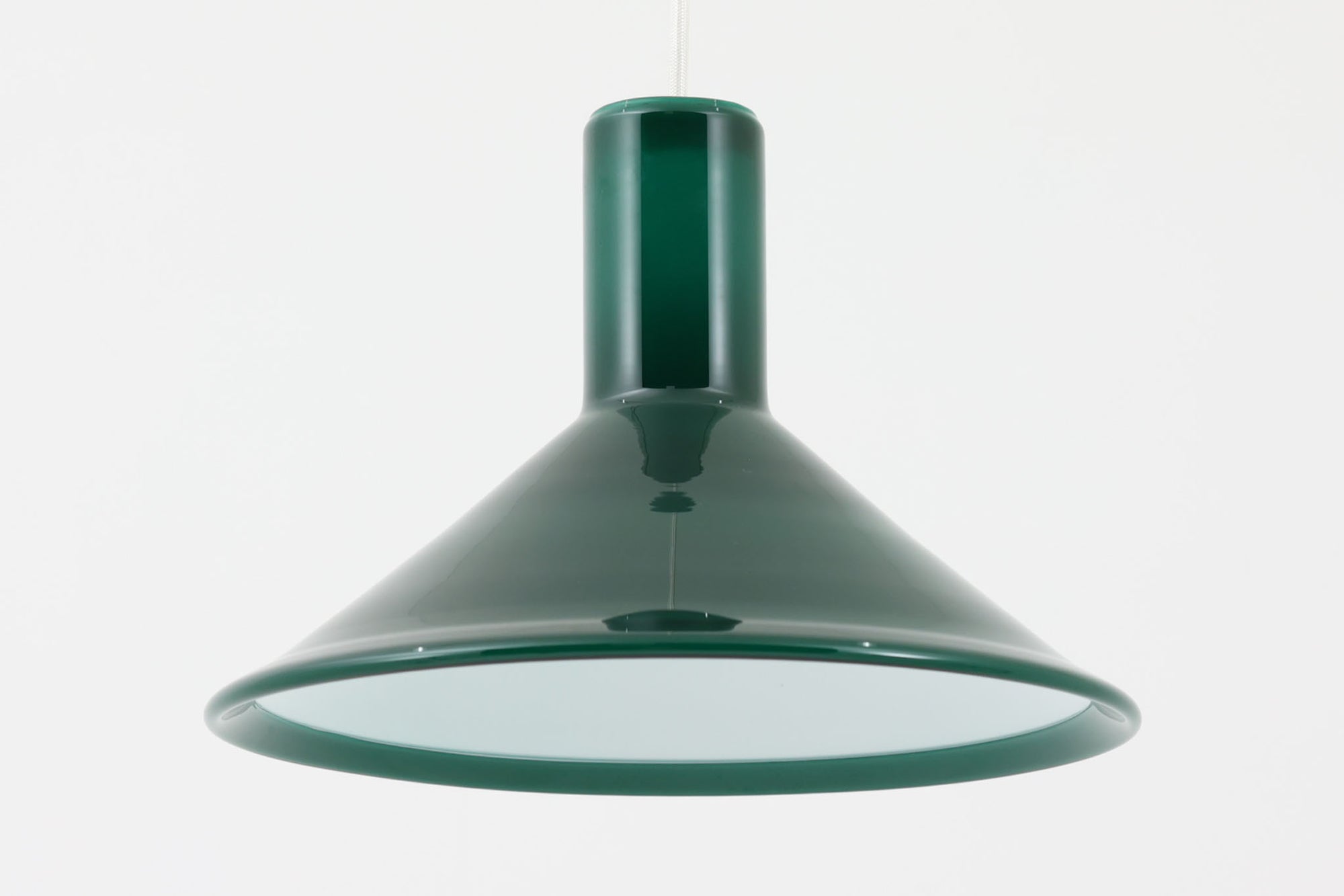 北欧より買い付けた、Holmgaard社製ビンテージランプです。照明部分はデンマークを代表する照明メーカーFog &amp; morup社によって作成されています。Holmgaard社のペンダントライトの中でも人気の「P&amp;T PENDEL」シリーズで内と外側の2層の色味が特徴的です。消灯＆点灯時にそれぞれ違った表情を見せてくれる素敵なデザインです。