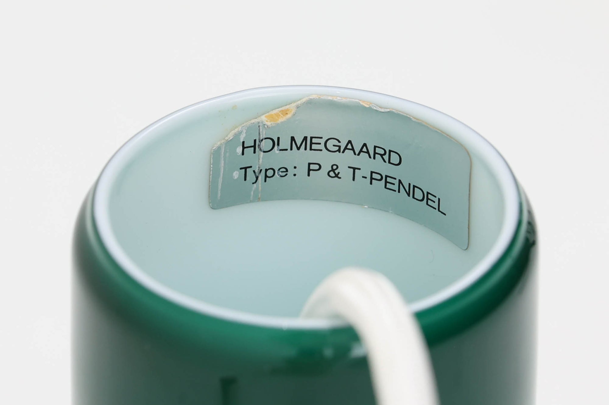 北欧より買い付けた、Holmgaard社製ビンテージランプです。照明部分はデンマークを代表する照明メーカーFog &amp; morup社によって作成されています。Holmgaard社のペンダントライトの中でも人気の「P&amp;T PENDEL」シリーズで内と外側の2層の色味が特徴的です。消灯＆点灯時にそれぞれ違った表情を見せてくれる素敵なデザインです。