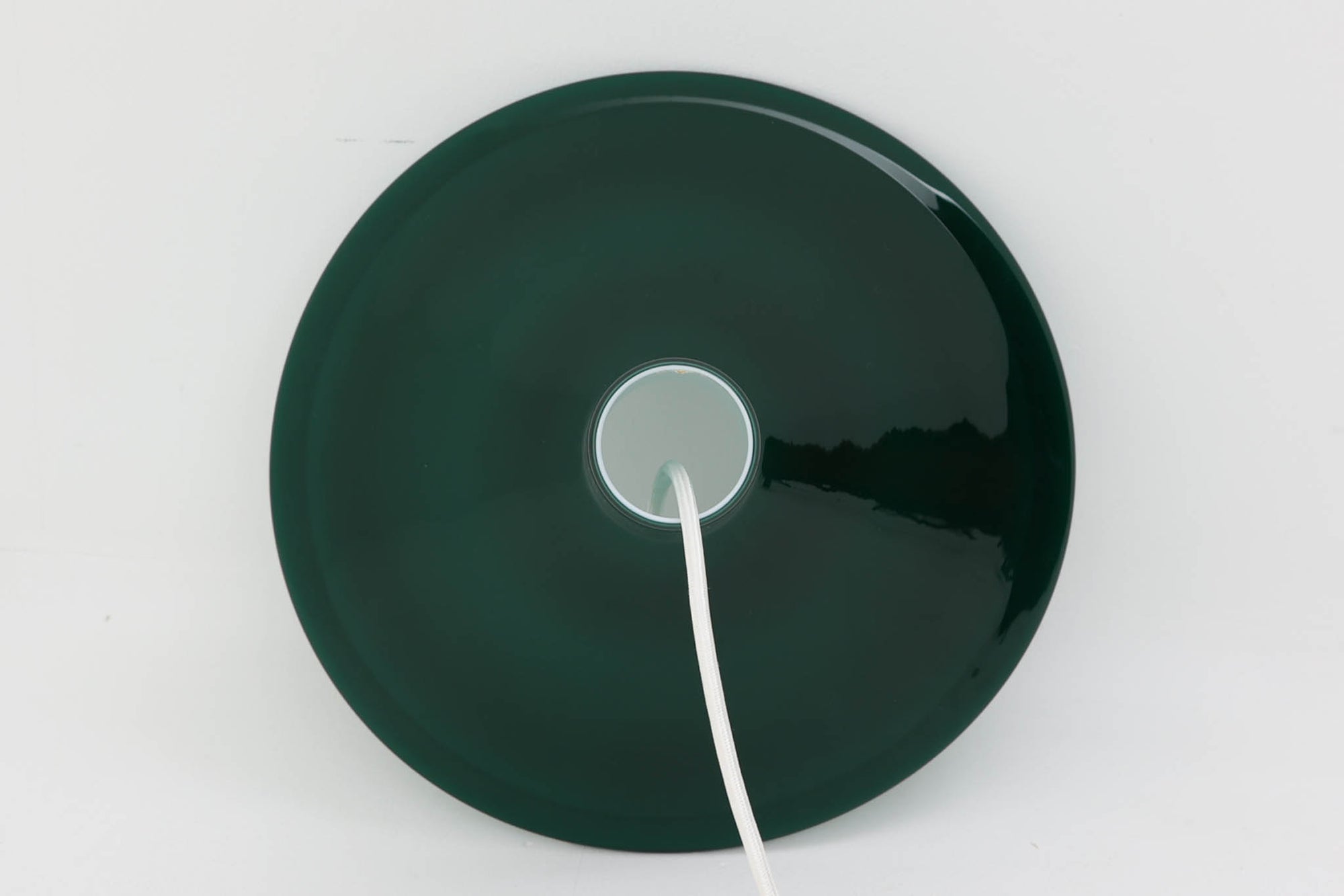 北欧より買い付けた、Holmgaard社製ビンテージランプです。照明部分はデンマークを代表する照明メーカーFog &amp; morup社によって作成されています。Holmgaard社のペンダントライトの中でも人気の「P&amp;T PENDEL」シリーズで内と外側の2層の色味が特徴的です。消灯＆点灯時にそれぞれ違った表情を見せてくれる素敵なデザインです。