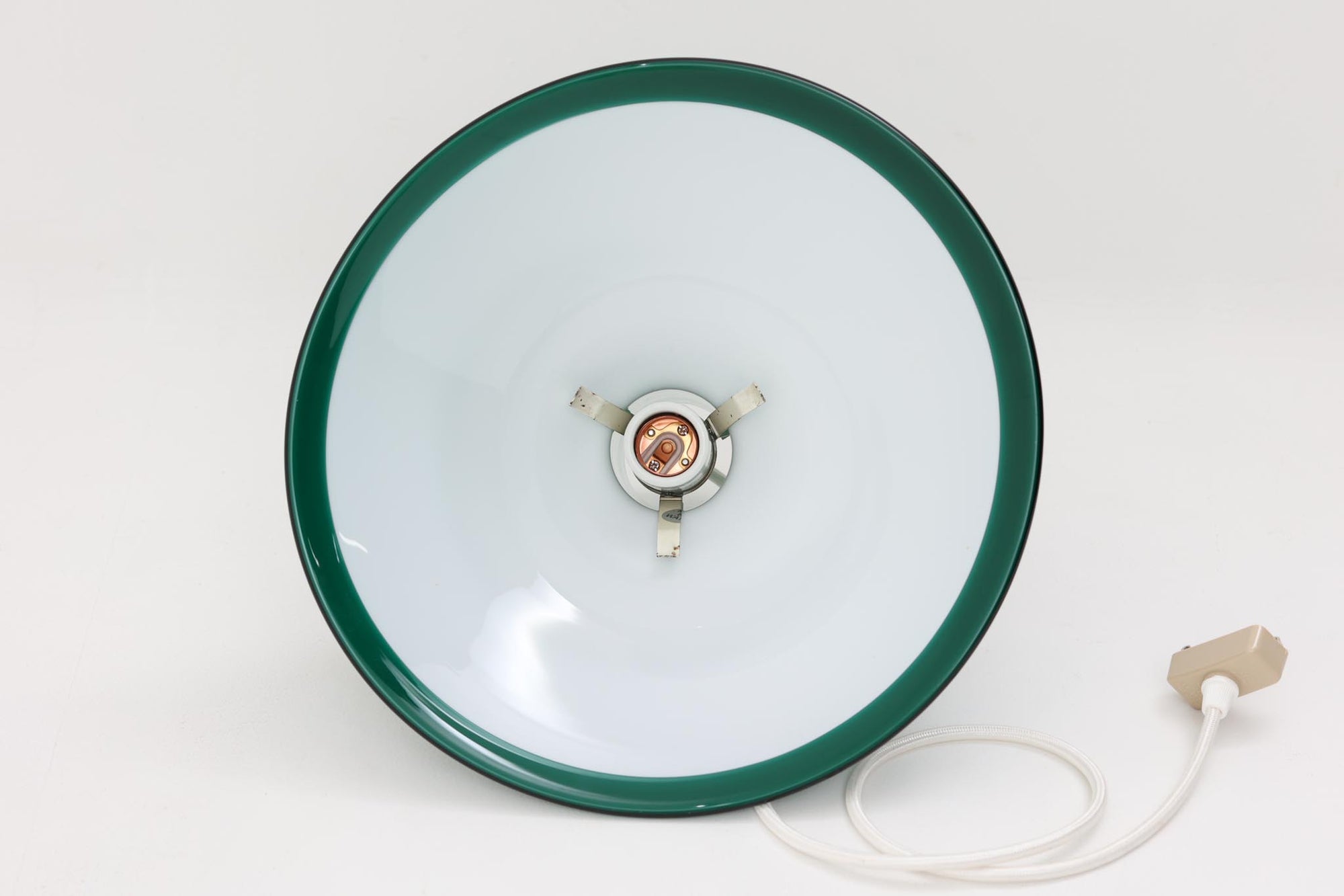 北欧より買い付けた、Holmgaard社製ビンテージランプです。照明部分はデンマークを代表する照明メーカーFog &amp; morup社によって作成されています。Holmgaard社のペンダントライトの中でも人気の「P&amp;T PENDEL」シリーズで内と外側の2層の色味が特徴的です。消灯＆点灯時にそれぞれ違った表情を見せてくれる素敵なデザインです。