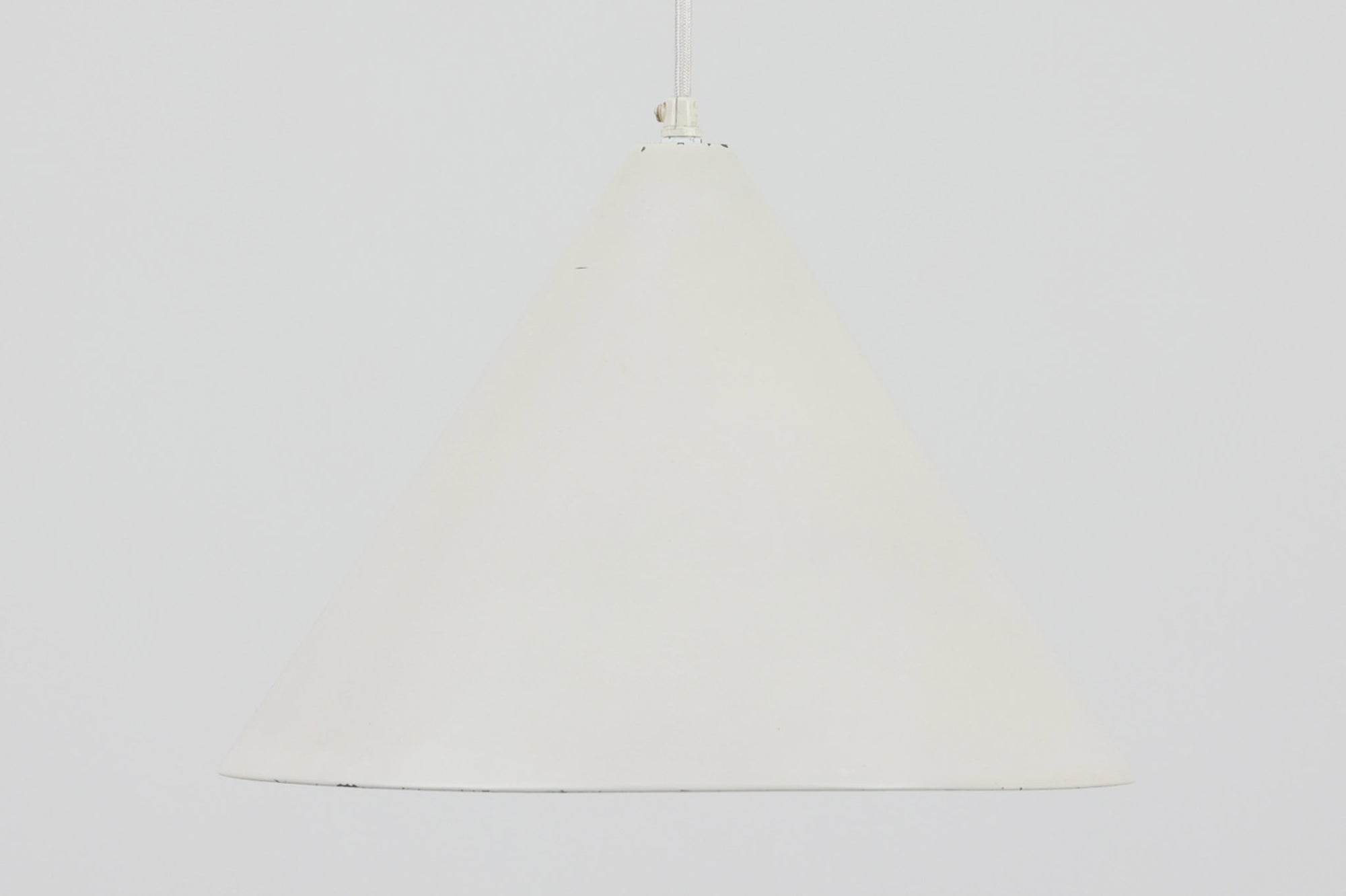 「ビリヤードランプ」です。Arne Jacobsenによる名作照明です。デンマークのムンケゴー小学校の為にデザインされたシンプルな円錐の形状が特徴的です。お持ちのセブンチェアなどArne Jacobsenデザインの椅子と合わせたり、お子様のお部屋にご使用いただいても素敵だと思います。