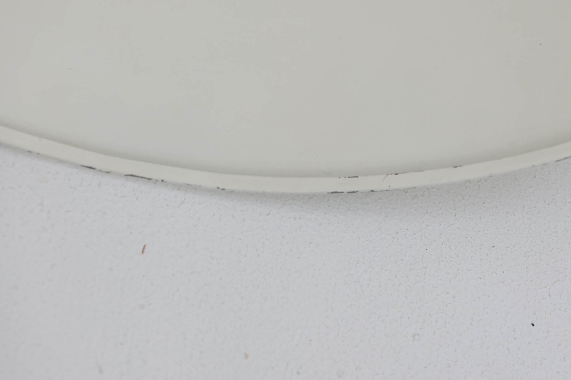 「ビリヤードランプ」です。Arne Jacobsenによる名作照明です。デンマークのムンケゴー小学校の為にデザインされたシンプルな円錐の形状が特徴的です。お持ちのセブンチェアなどArne Jacobsenデザインの椅子と合わせたり、お子様のお部屋にご使用いただいても素敵だと思います。