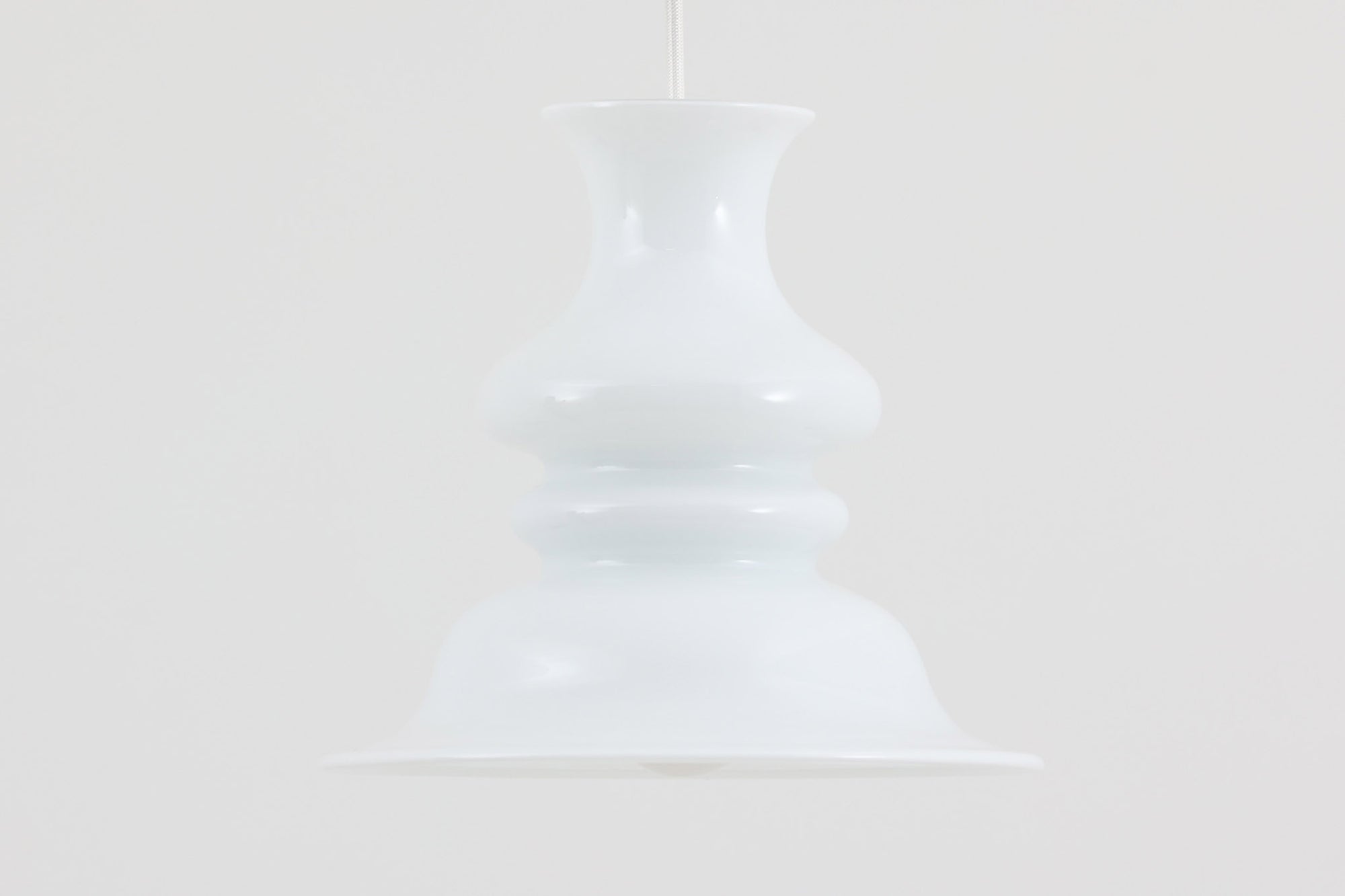 北欧より買い付けた、Holmgaard社製ビンテージランプです。「Bibliotek」シリーズです。デンマーク語で図書館という意味で厚みのあるオパールガラスが使用されており非常に高級感がございます。照明部分はデンマークを代表する照明メーカーFog & morup社によって作成されています。