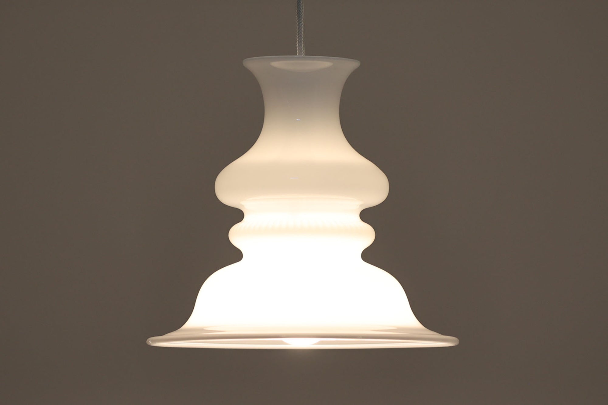 北欧より買い付けた、Holmgaard社製ビンテージランプです。「Bibliotek」シリーズです。デンマーク語で図書館という意味で厚みのあるオパールガラスが使用されており非常に高級感がございます。照明部分はデンマークを代表する照明メーカーFog & morup社によって作成されています。