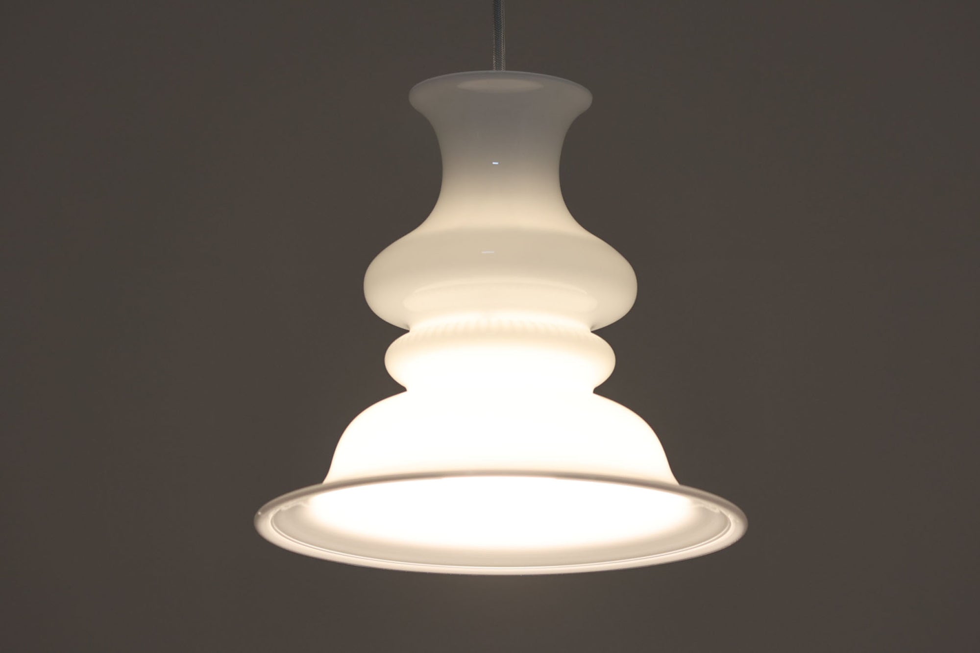 北欧より買い付けた、Holmgaard社製ビンテージランプです。「Bibliotek」シリーズです。デンマーク語で図書館という意味で厚みのあるオパールガラスが使用されており非常に高級感がございます。照明部分はデンマークを代表する照明メーカーFog &amp; morup社によって作成されています。