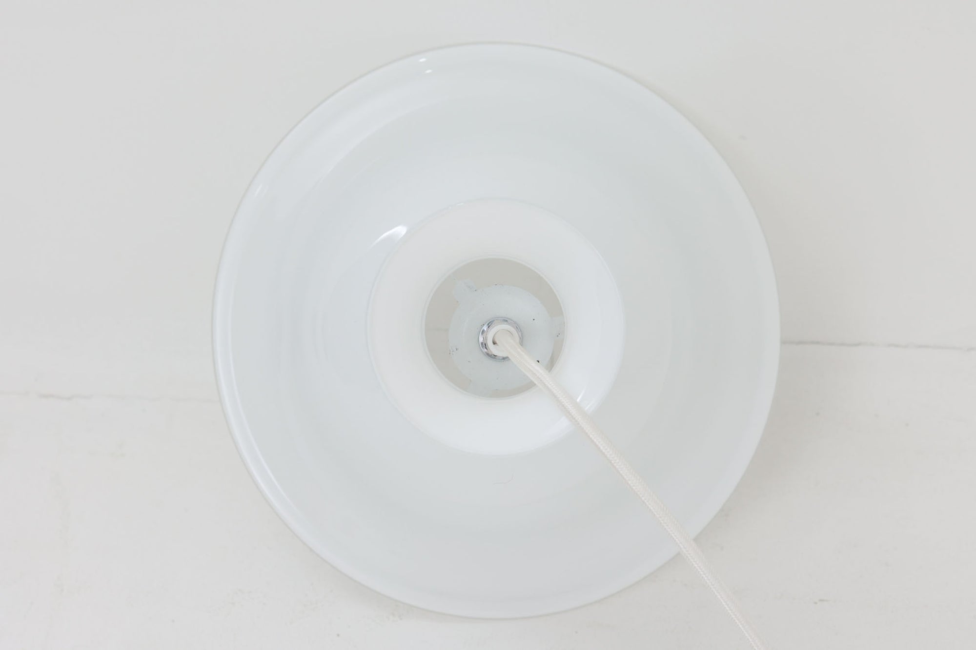 北欧より買い付けた、Holmgaard社製ビンテージランプです。「Bibliotek」シリーズです。デンマーク語で図書館という意味で厚みのあるオパールガラスが使用されており非常に高級感がございます。照明部分はデンマークを代表する照明メーカーFog &amp; morup社によって作成されています。