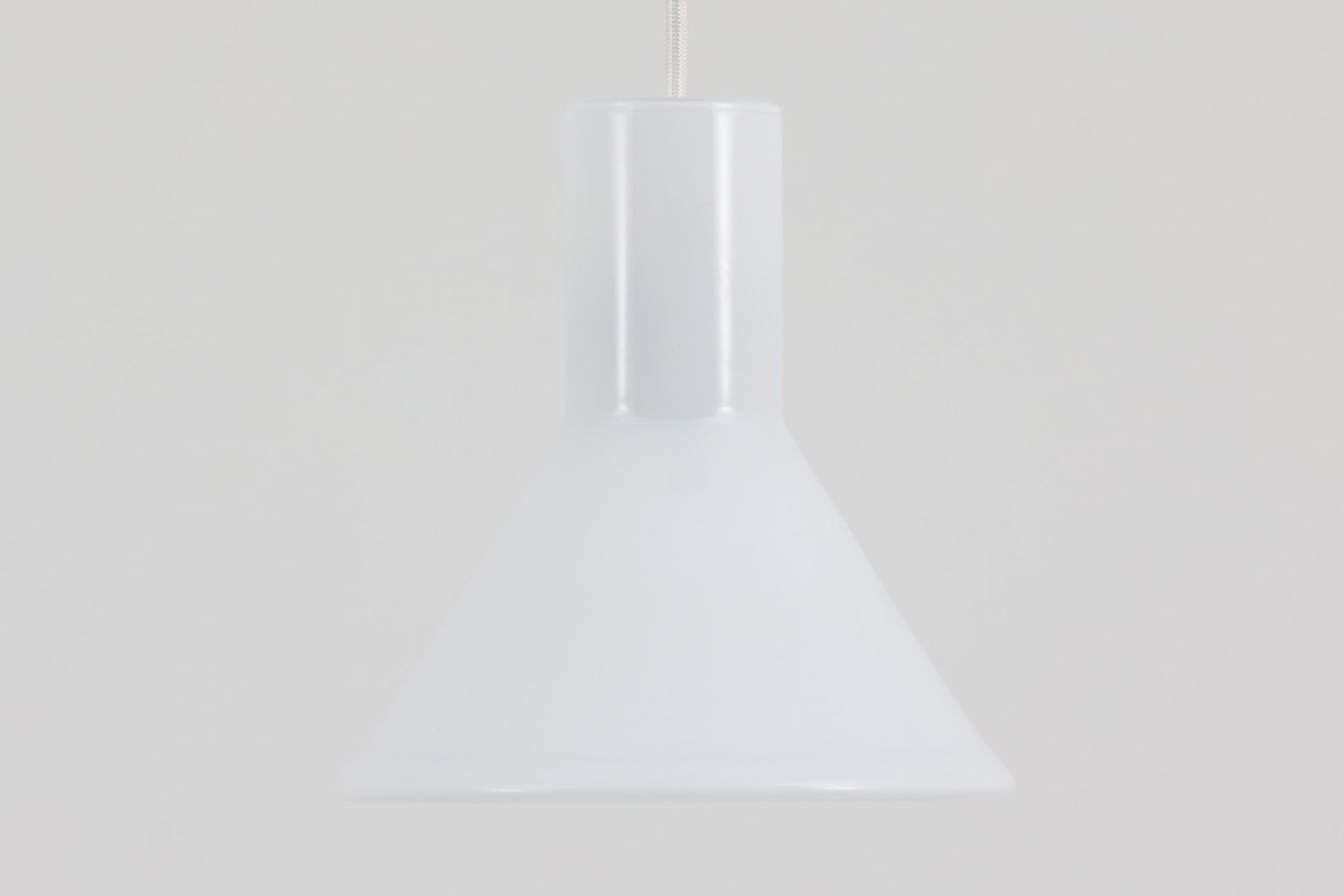 北欧より買い付けた、Holmgaard社製ビンテージランプです。照明部分はデンマークを代表する照明メーカーFog & morup社によって作成されています。Holmgaard社のペンダントライトの中でも人気の「P&T PENDEL」シリーズで内と外側の2層の組みあわせが特徴的なデザインです。