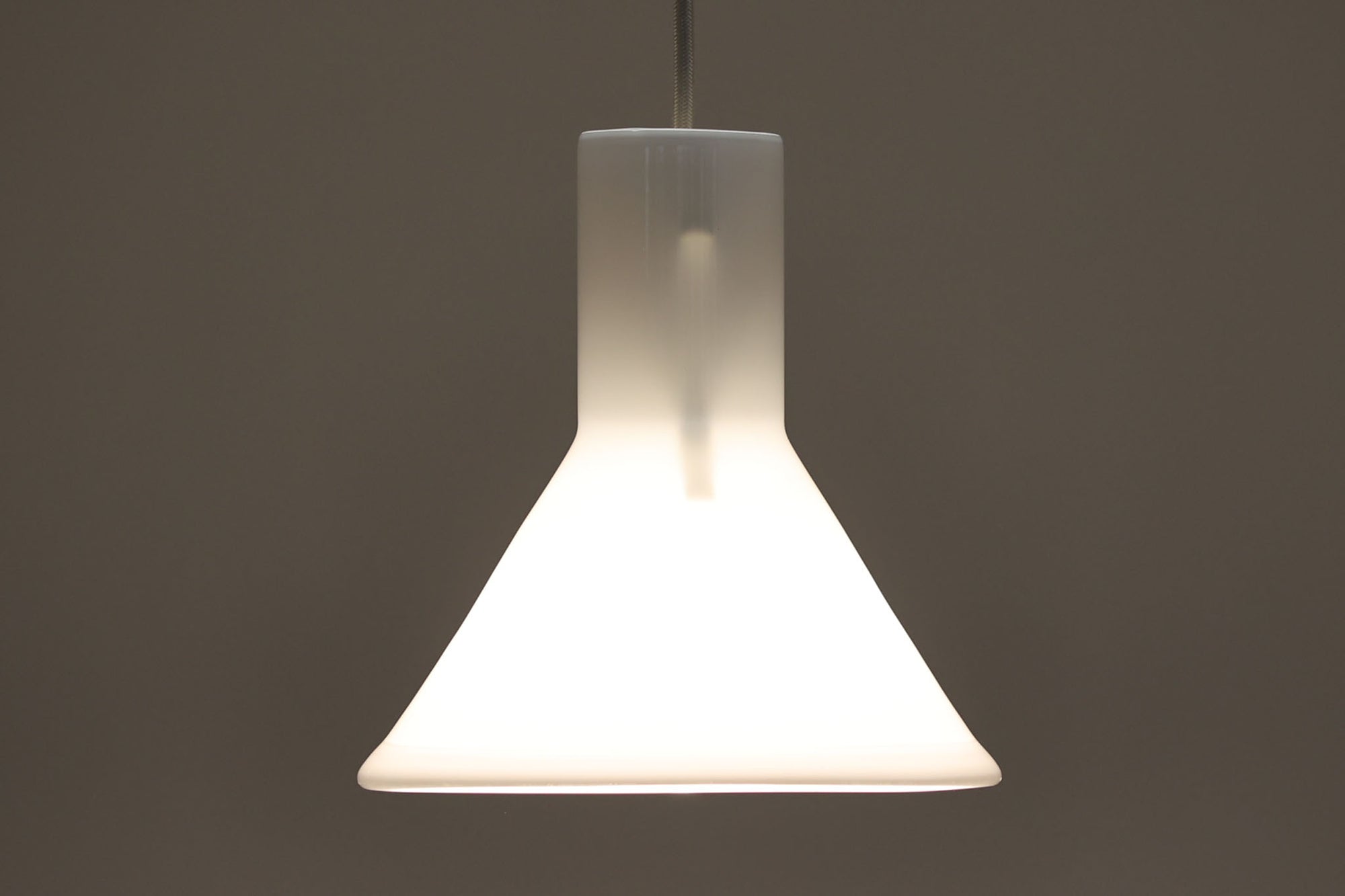 北欧より買い付けた、Holmgaard社製ビンテージランプです。照明部分はデンマークを代表する照明メーカーFog & morup社によって作成されています。Holmgaard社のペンダントライトの中でも人気の「P&T PENDEL」シリーズで内と外側の2層の組みあわせが特徴的なデザインです。