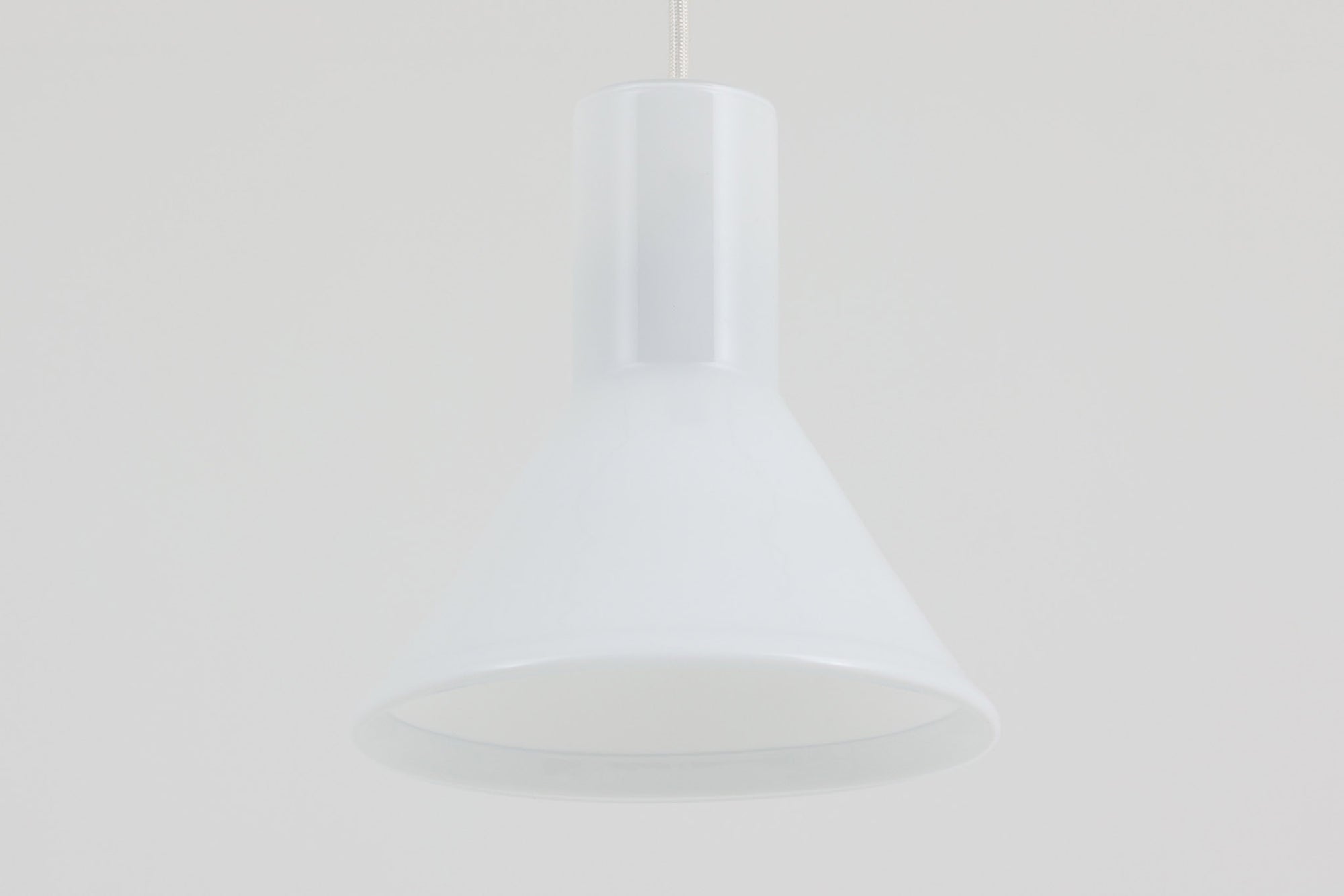 北欧より買い付けた、Holmgaard社製ビンテージランプです。照明部分はデンマークを代表する照明メーカーFog &amp; morup社によって作成されています。Holmgaard社のペンダントライトの中でも人気の「P&amp;T PENDEL」シリーズで内と外側の2層の組みあわせが特徴的なデザインです。