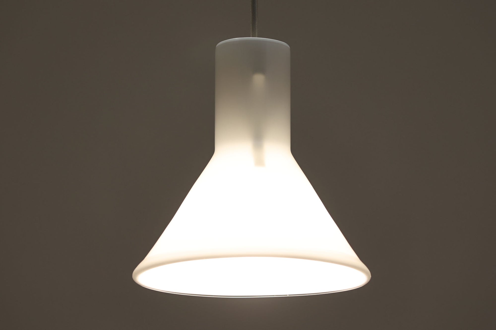 北欧より買い付けた、Holmgaard社製ビンテージランプです。照明部分はデンマークを代表する照明メーカーFog &amp; morup社によって作成されています。Holmgaard社のペンダントライトの中でも人気の「P&amp;T PENDEL」シリーズで内と外側の2層の組みあわせが特徴的なデザインです。