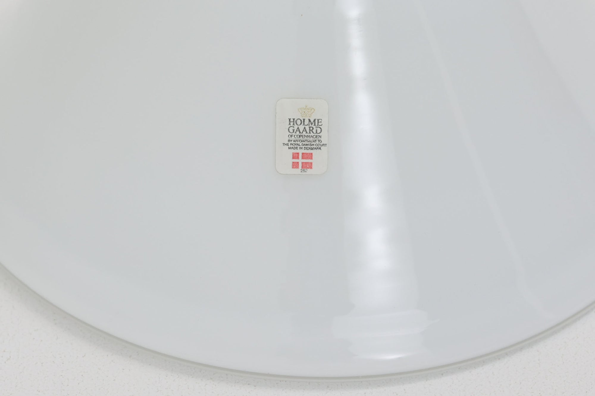 北欧より買い付けた、Holmgaard社製ビンテージランプです。照明部分はデンマークを代表する照明メーカーFog &amp; morup社によって作成されています。Holmgaard社のペンダントライトの中でも人気の「P&amp;T PENDEL」シリーズで内と外側の2層の組みあわせが特徴的なデザインです。