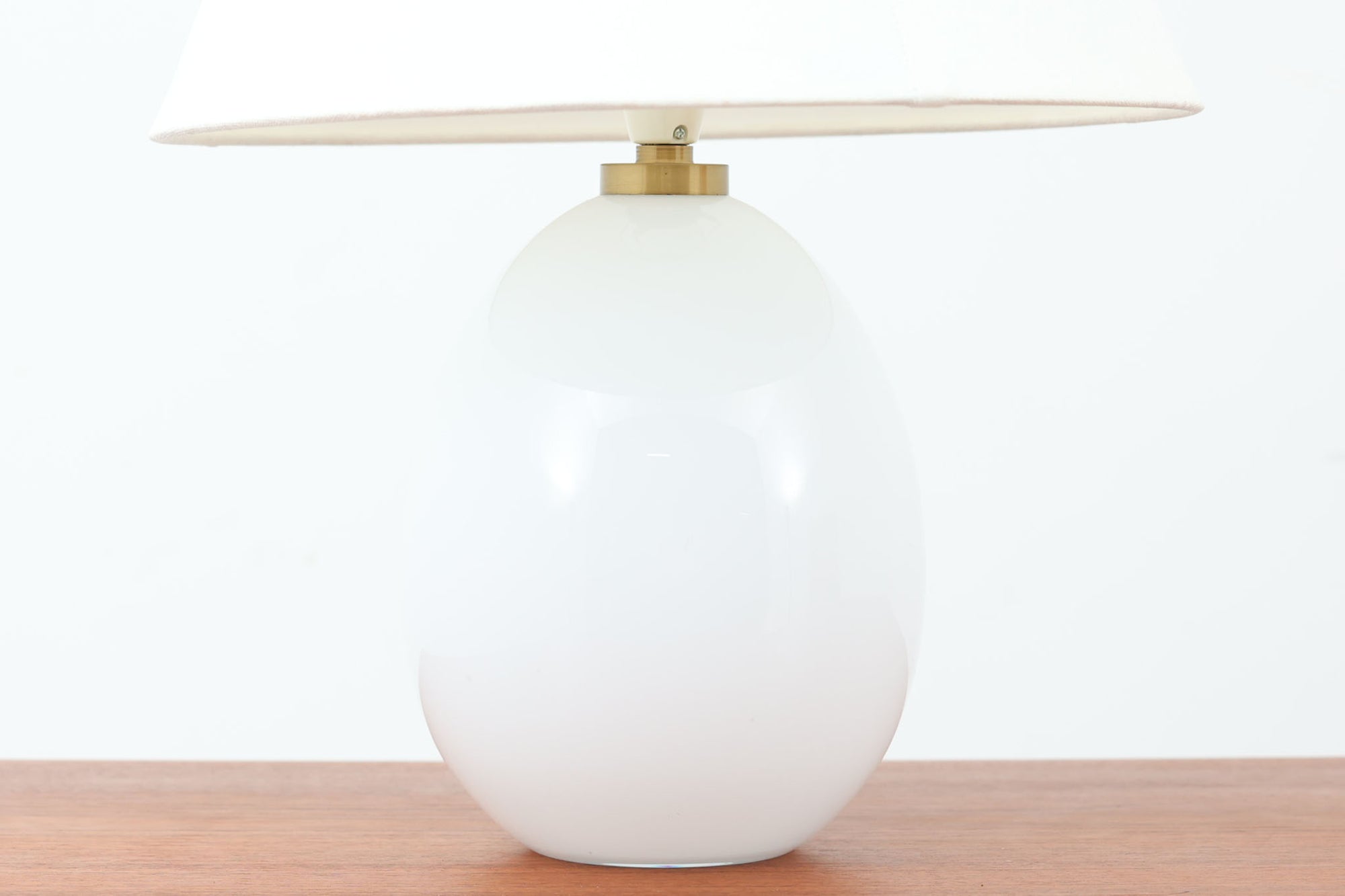 乳白色の大きいガラスベースが特徴的なデザインです。元々のシェードは破損していましたので、デンマーク製のファブリックシェードをお付けいたします。