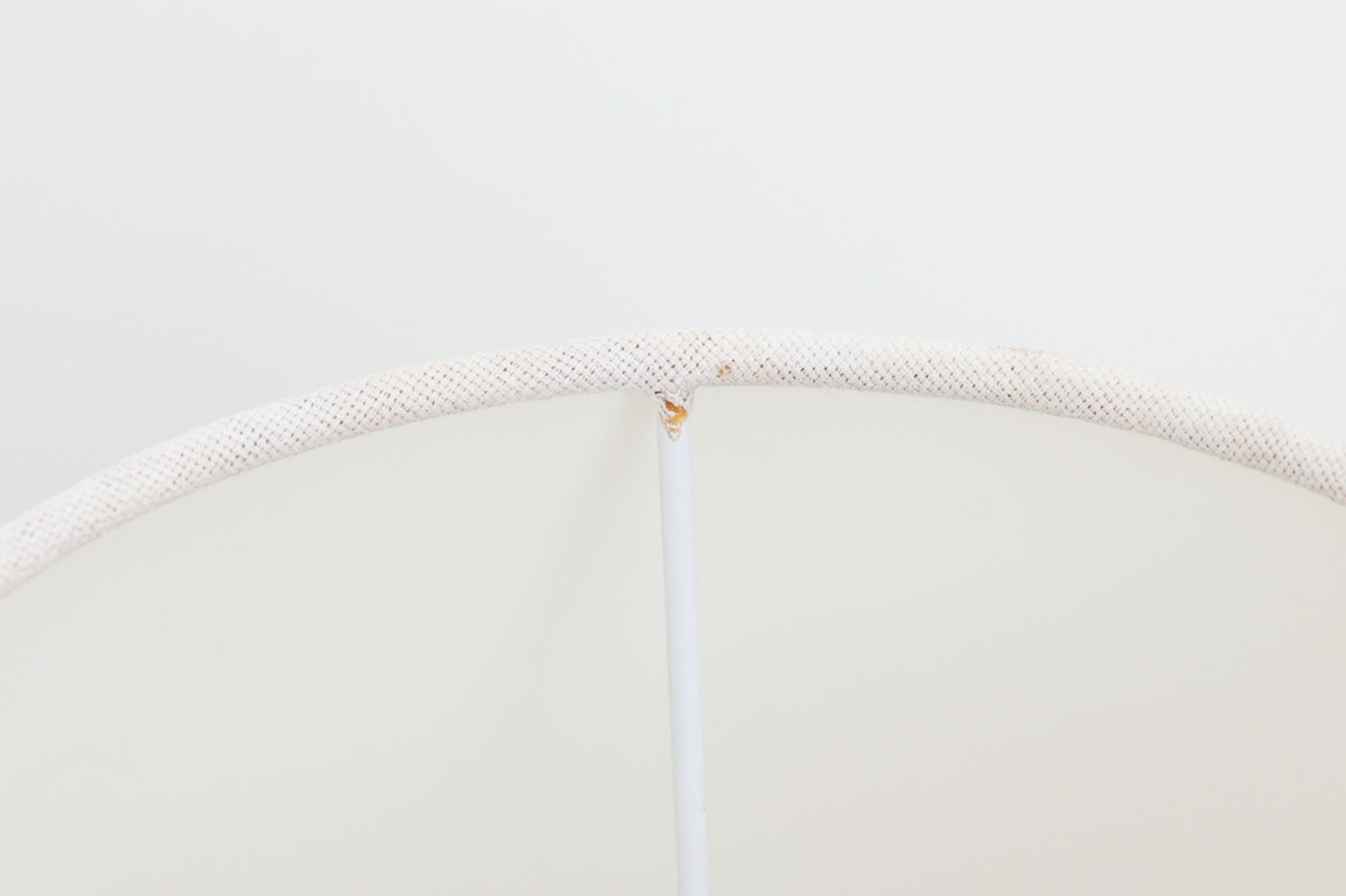 乳白色の大きいガラスベースが特徴的なデザインです。元々のシェードは破損していましたので、デンマーク製のファブリックシェードをお付けいたします。