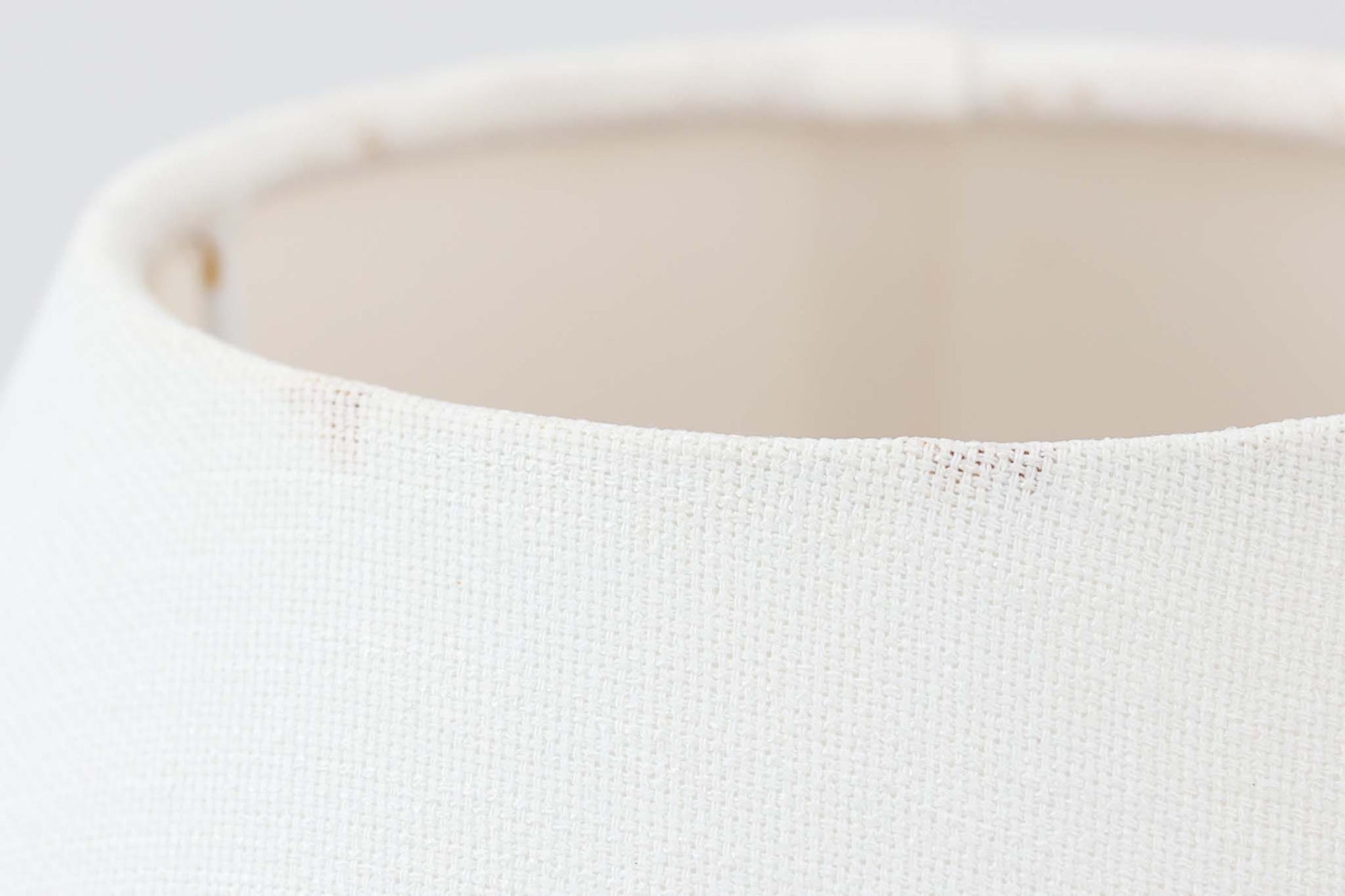 こちらはRoyal Copenhagen社製のテーブルランプで、元々はホルムガード社で製造されていたものです。1985年にRoyal Copenhagen社に買収されたため、比較的最近製造された個体と考えられます。淡い青のガラスベースは滑らかなラインが特徴で、真鍮との組み合わせが美しい一品です。デンマーク製のファブリックシェードが付属しています。