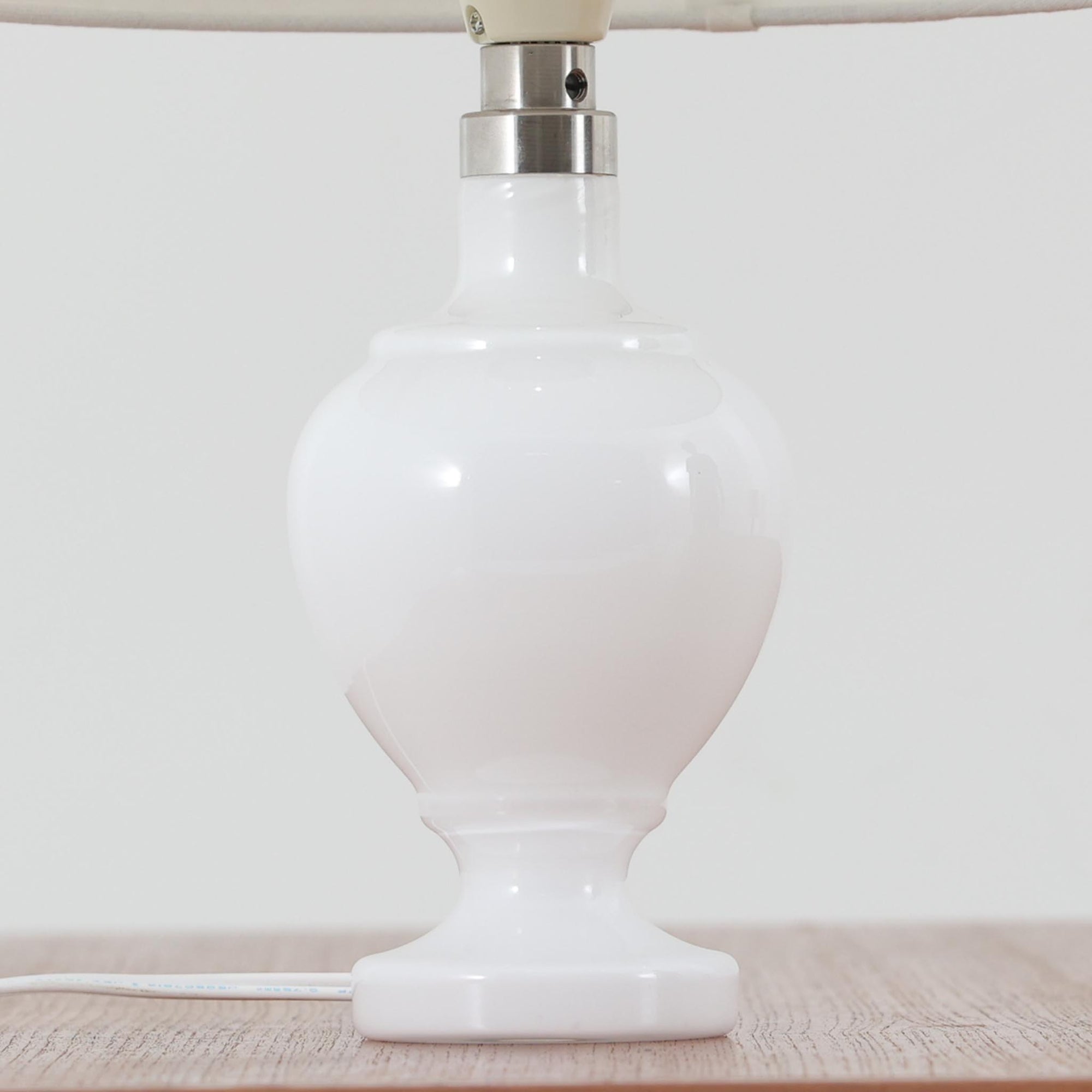 Anne Grethe von Halling-KochがRoyal Copenhagenより発表したモデル「Roma」のテーブルランプです。ガラスベースの柔らかな曲線が美しく、シェードにはリネンが用いられており、点灯時には温かみのある光が空間を優しく包み込みます。高さ34cmと程よいサイズ感で、ベッドサイドやリビングのアクセント照明としても最適です。デンマーク製ならではの洗練された造形と、経年を重ねたビンテージならではの趣が調和した一品です。