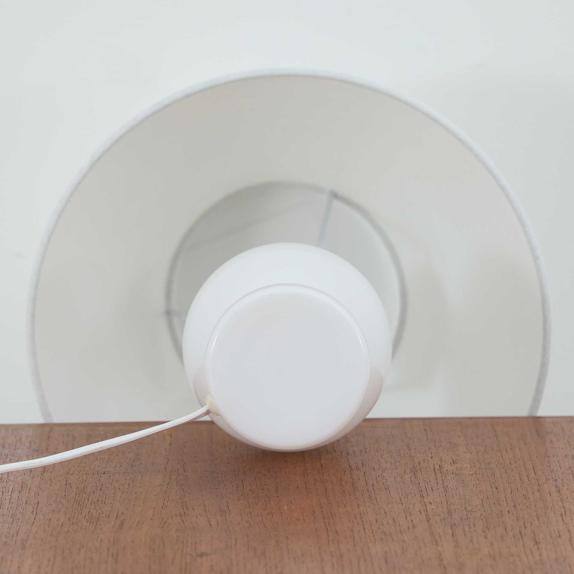 Anne Grethe von Halling-KochがRoyal Copenhagenより発表したモデル「Roma」のテーブルランプです。ガラスベースの柔らかな曲線が美しく、シェードにはリネンが用いられており、点灯時には温かみのある光が空間を優しく包み込みます。高さ34cmと程よいサイズ感で、ベッドサイドやリビングのアクセント照明としても最適です。デンマーク製ならではの洗練された造形と、経年を重ねたビンテージならではの趣が調和した一品です。