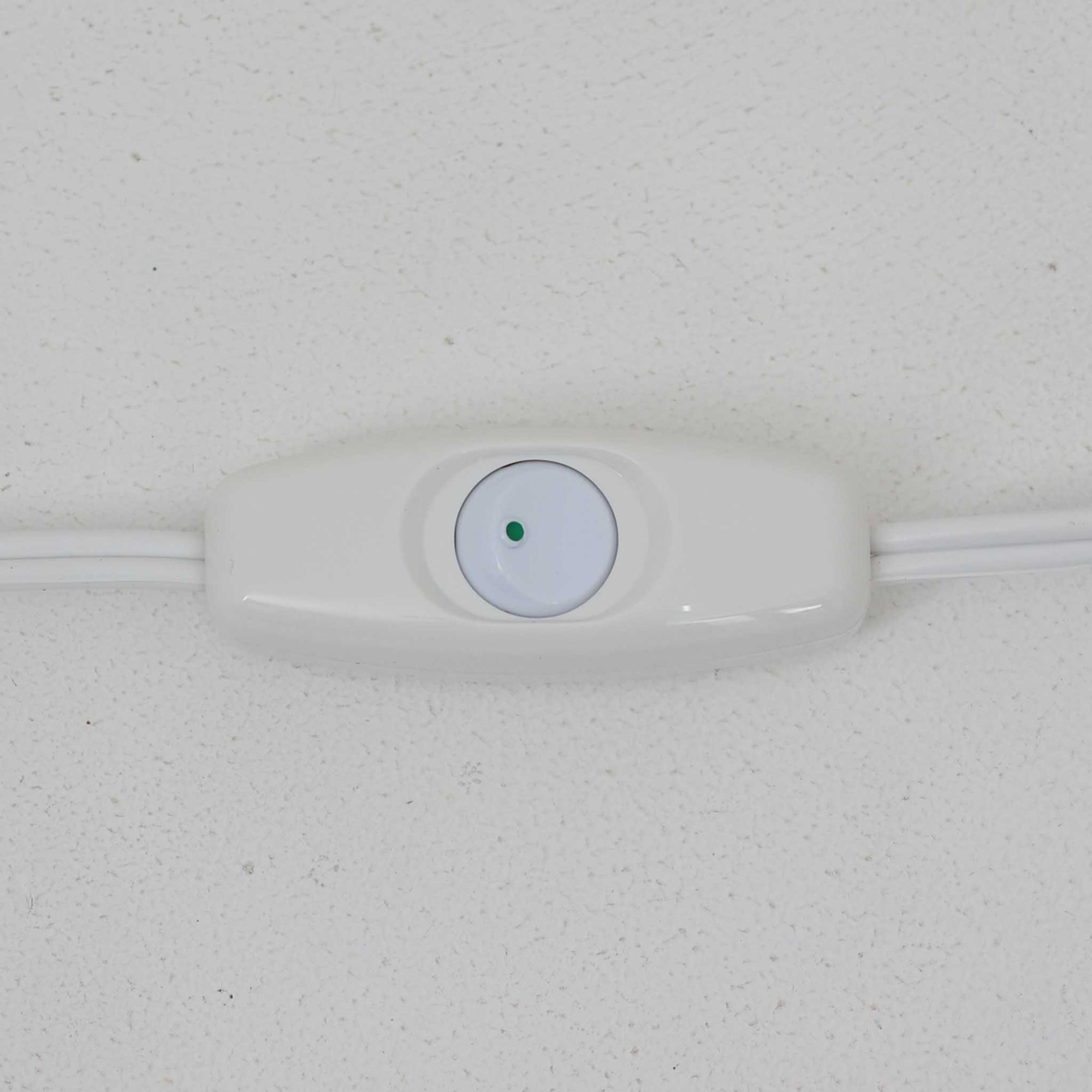 Anne Grethe von Halling-KochがRoyal Copenhagenより発表したモデル「Roma」のテーブルランプです。ガラスベースの柔らかな曲線が美しく、シェードにはリネンが用いられており、点灯時には温かみのある光が空間を優しく包み込みます。高さ34cmと程よいサイズ感で、ベッドサイドやリビングのアクセント照明としても最適です。デンマーク製ならではの洗練された造形と、経年を重ねたビンテージならではの趣が調和した一品です。