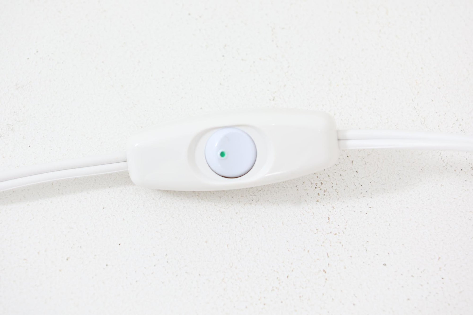 北欧から買い付けた、Holmegaard社製「Park Opal」です。デザインはHsin-Lung Linによるもので、ホルムガードの後期にデザインされた作品です。そのため、1978年から1984年の間の短期間のみ生産されていた希少なランプとなります。