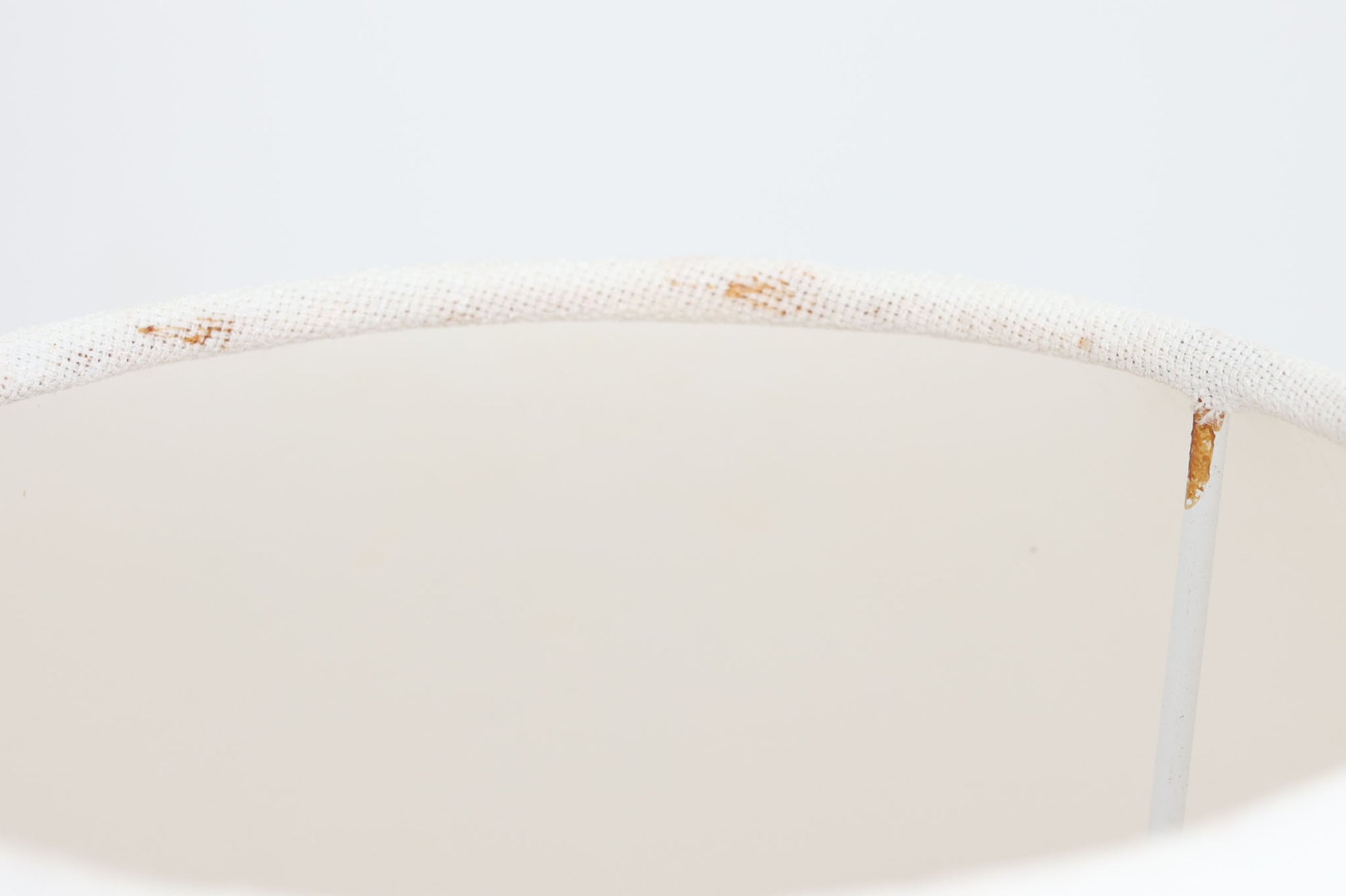 北欧から買い付けた、Holmegaard社製「Park Opal」です。デザインはHsin-Lung Linによるもので、ホルムガードの後期にデザインされた作品です。そのため、1978年から1984年の間の短期間のみ生産されていた希少なランプとなります。