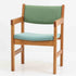 Hans J. Wegner（ハンス・J・ウェグナー）がデザインし、Getama（ゲタマ）が製造を手掛けたGE151アームチェアです。オーク材による直線的で端正なフレームに、ゆるやかにカーブした背もたれと座面を組み合わせた、軽快で機能的な佇まいが魅力。幅のあるアームは木の質感を存分に感じられ、長年の使用による風合いもビンテージならではの味わいです。ダイニングや書斎のほか、ゆったりと腰掛けるラウンジチェアとしても取り入れやすい一脚です。