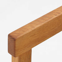 Hans J. Wegner（ハンス・J・ウェグナー）がデザインし、Getama（ゲタマ）が製造を手掛けたGE151アームチェアです。オーク材による直線的で端正なフレームに、ゆるやかにカーブした背もたれと座面を組み合わせた、軽快で機能的な佇まいが魅力。幅のあるアームは木の質感を存分に感じられ、長年の使用による風合いもビンテージならではの味わいです。ダイニングや書斎のほか、ゆったりと腰掛けるラウンジチェアとしても取り入れやすい一脚です。