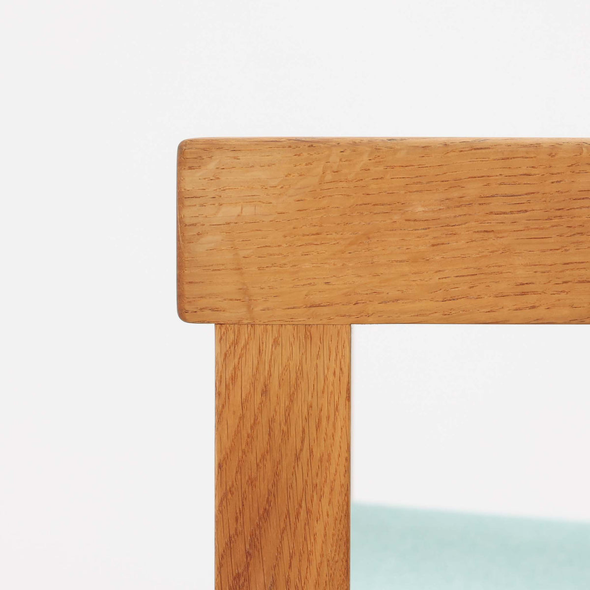Hans J. Wegner（ハンス・J・ウェグナー）がデザインし、Getama（ゲタマ）が製造を手掛けたGE151アームチェアです。オーク材による直線的で端正なフレームに、ゆるやかにカーブした背もたれと座面を組み合わせた、軽快で機能的な佇まいが魅力。幅のあるアームは木の質感を存分に感じられ、長年の使用による風合いもビンテージならではの味わいです。ダイニングや書斎のほか、ゆったりと腰掛けるラウンジチェアとしても取り入れやすい一脚です。