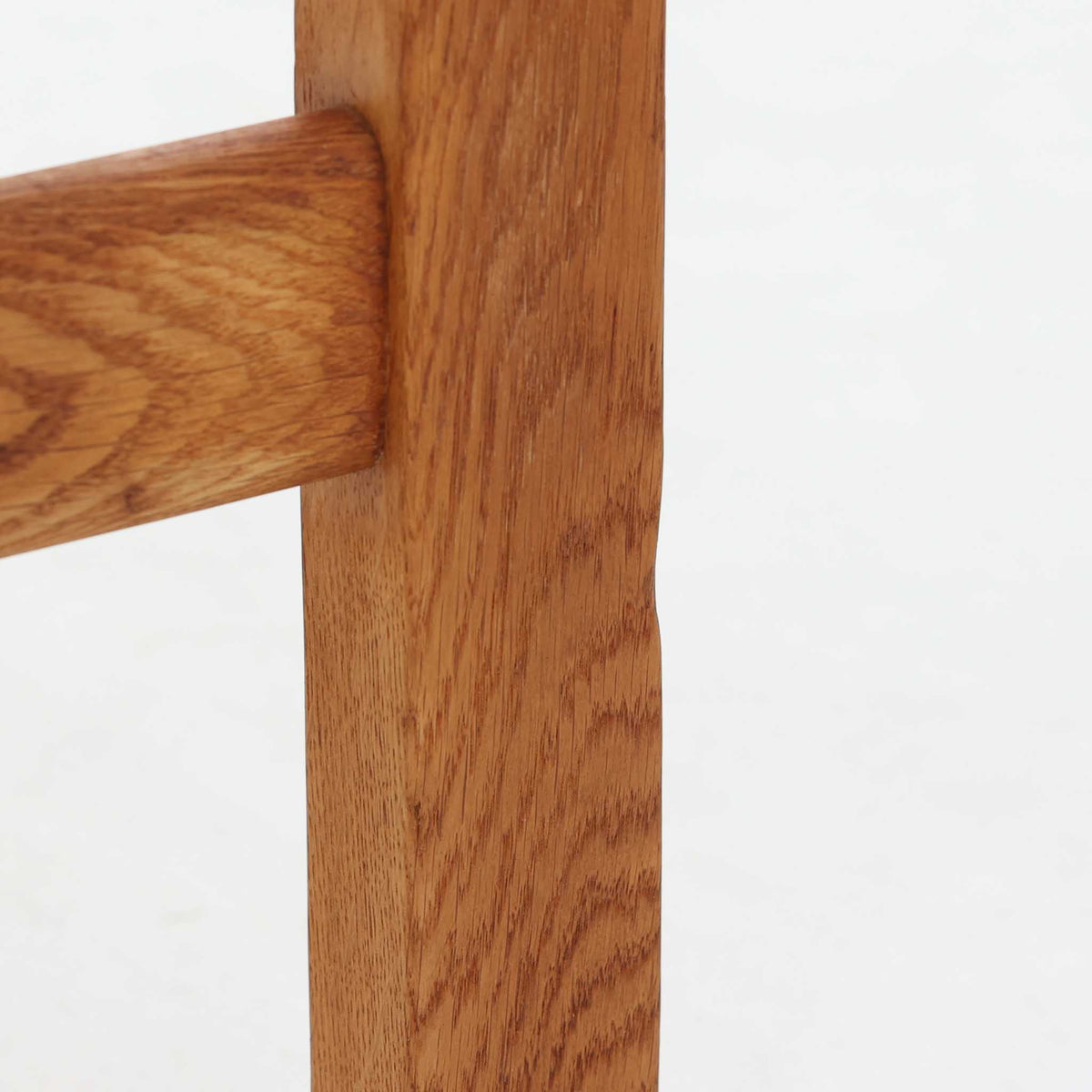 Hans J. Wegner（ハンス・J・ウェグナー）がデザインし、Getama（ゲタマ）が製造を手掛けたGE151アームチェアです。オーク材による直線的で端正なフレームに、ゆるやかにカーブした背もたれと座面を組み合わせた、軽快で機能的な佇まいが魅力。幅のあるアームは木の質感を存分に感じられ、長年の使用による風合いもビンテージならではの味わいです。ダイニングや書斎のほか、ゆったりと腰掛けるラウンジチェアとしても取り入れやすい一脚です。