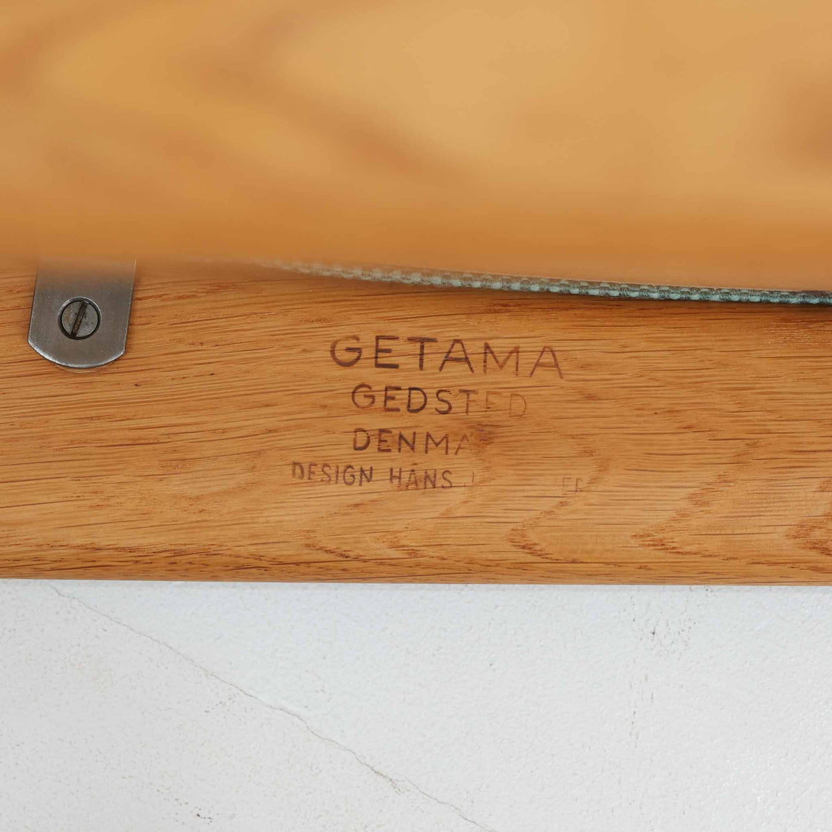 Hans J. Wegner（ハンス・J・ウェグナー）がデザインし、Getama（ゲタマ）が製造を手掛けたGE151アームチェアです。オーク材による直線的で端正なフレームに、ゆるやかにカーブした背もたれと座面を組み合わせた、軽快で機能的な佇まいが魅力。幅のあるアームは木の質感を存分に感じられ、長年の使用による風合いもビンテージならではの味わいです。ダイニングや書斎のほか、ゆったりと腰掛けるラウンジチェアとしても取り入れやすい一脚です。