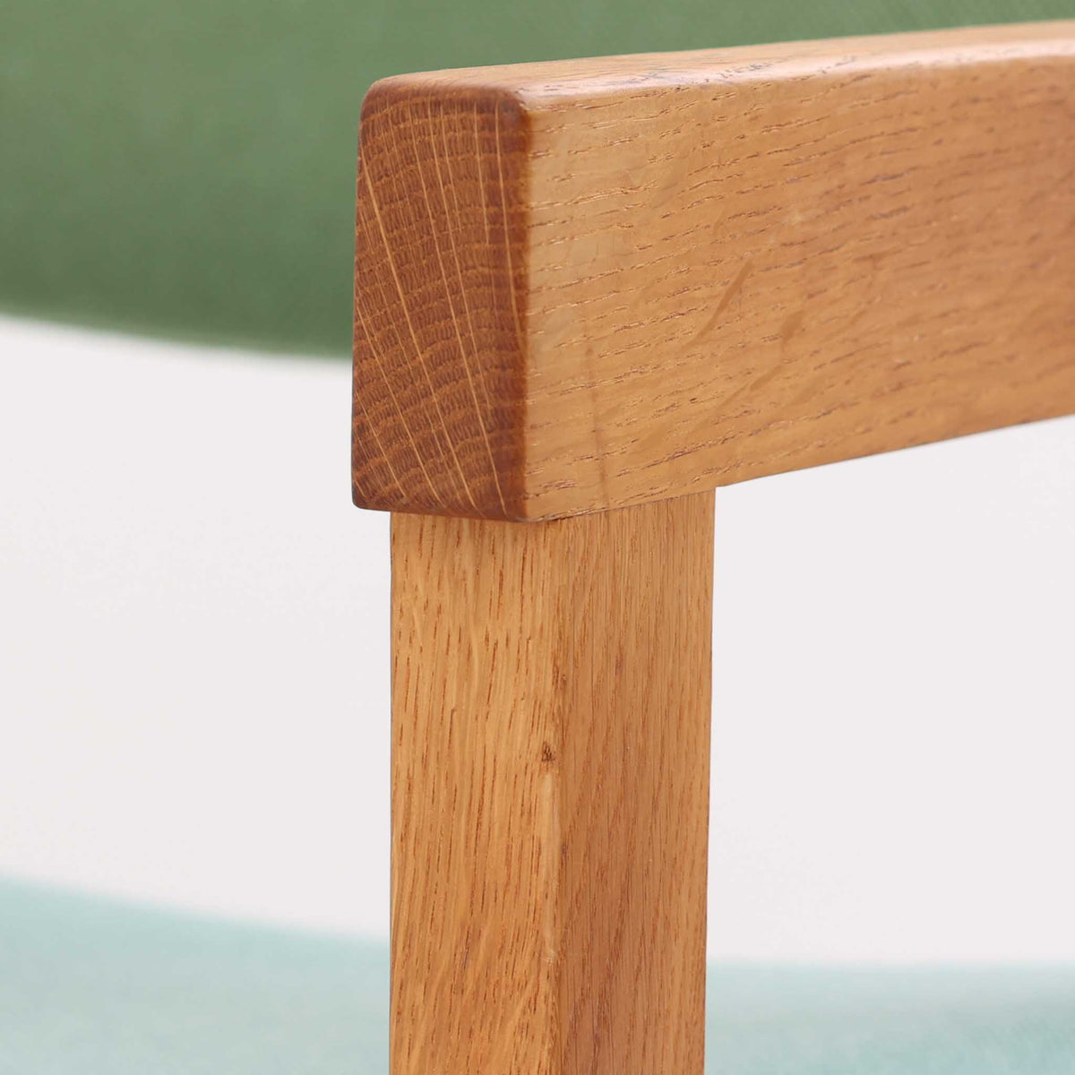 Hans J. Wegner（ハンス・J・ウェグナー）がデザインし、Getama（ゲタマ）が製造を手掛けたGE151アームチェアです。オーク材による直線的で端正なフレームに、ゆるやかにカーブした背もたれと座面を組み合わせた、軽快で機能的な佇まいが魅力。幅のあるアームは木の質感を存分に感じられ、長年の使用による風合いもビンテージならではの味わいです。ダイニングや書斎のほか、ゆったりと腰掛けるラウンジチェアとしても取り入れやすい一脚です。