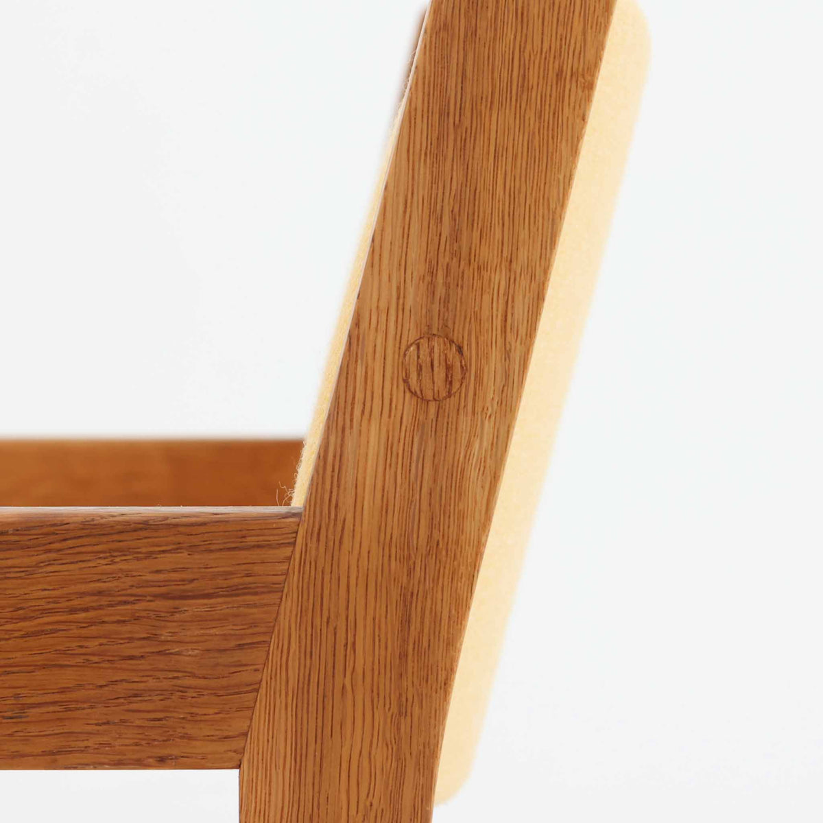 Hans J. Wegner（ハンス・J・ウェグナー）がデザインし、Getama（ゲタマ）が製造を手掛けたGE151アームチェアです。オーク材による直線的で端正なフレームに、ゆるやかにカーブした背もたれと座面を組み合わせた、軽快で機能的な佇まいが魅力。幅のあるアームは木の質感を存分に感じられ、長年の使用による風合いもビンテージならではの味わいです。ダイニングや書斎のほか、ゆったりと腰掛けるラウンジチェアとしても取り入れやすい一脚です。