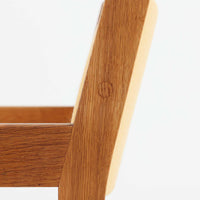 Hans J. Wegner（ハンス・J・ウェグナー）がデザインし、Getama（ゲタマ）が製造を手掛けたGE151アームチェアです。オーク材による直線的で端正なフレームに、ゆるやかにカーブした背もたれと座面を組み合わせた、軽快で機能的な佇まいが魅力。幅のあるアームは木の質感を存分に感じられ、長年の使用による風合いもビンテージならではの味わいです。ダイニングや書斎のほか、ゆったりと腰掛けるラウンジチェアとしても取り入れやすい一脚です。
