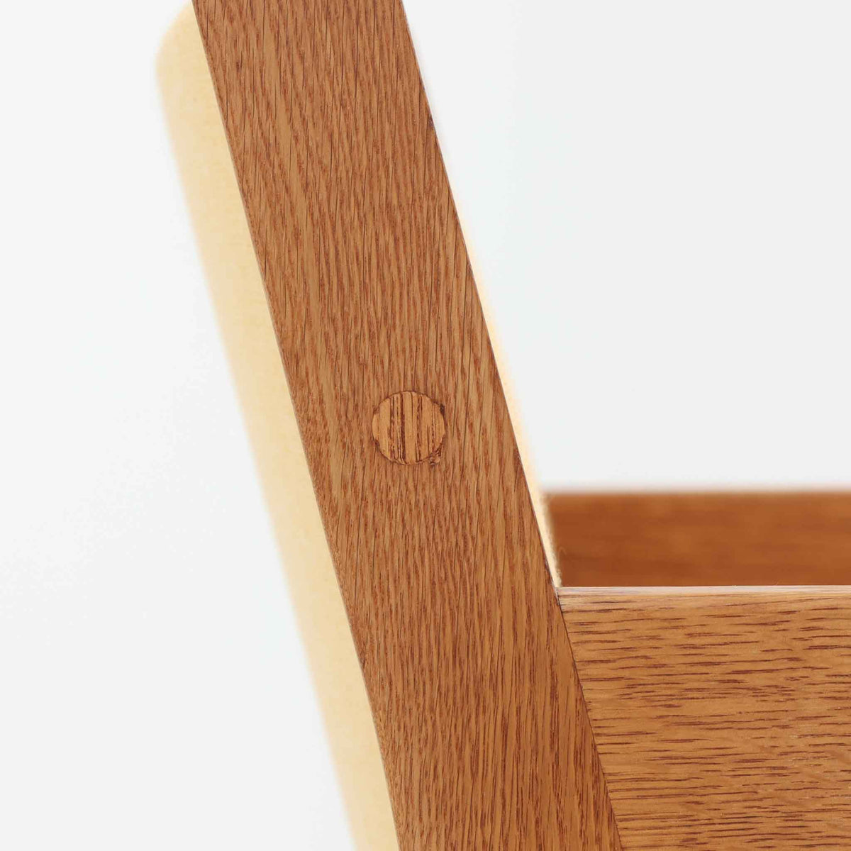 Hans J. Wegner（ハンス・J・ウェグナー）がデザインし、Getama（ゲタマ）が製造を手掛けたGE151アームチェアです。オーク材による直線的で端正なフレームに、ゆるやかにカーブした背もたれと座面を組み合わせた、軽快で機能的な佇まいが魅力。幅のあるアームは木の質感を存分に感じられ、長年の使用による風合いもビンテージならではの味わいです。ダイニングや書斎のほか、ゆったりと腰掛けるラウンジチェアとしても取り入れやすい一脚です。