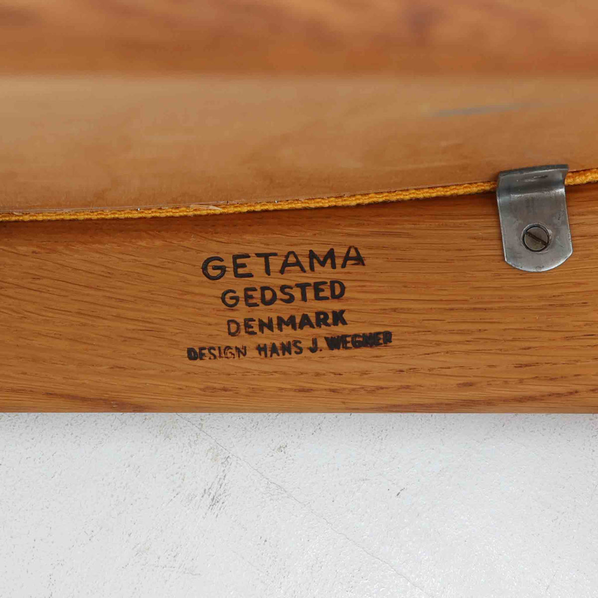 Hans J. Wegner（ハンス・J・ウェグナー）がデザインし、Getama（ゲタマ）が製造を手掛けたGE151アームチェアです。オーク材による直線的で端正なフレームに、ゆるやかにカーブした背もたれと座面を組み合わせた、軽快で機能的な佇まいが魅力。幅のあるアームは木の質感を存分に感じられ、長年の使用による風合いもビンテージならではの味わいです。ダイニングや書斎のほか、ゆったりと腰掛けるラウンジチェアとしても取り入れやすい一脚です。