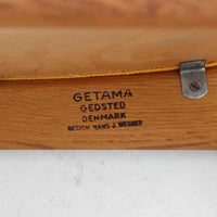 Hans J. Wegner（ハンス・J・ウェグナー）がデザインし、Getama（ゲタマ）が製造を手掛けたGE151アームチェアです。オーク材による直線的で端正なフレームに、ゆるやかにカーブした背もたれと座面を組み合わせた、軽快で機能的な佇まいが魅力。幅のあるアームは木の質感を存分に感じられ、長年の使用による風合いもビンテージならではの味わいです。ダイニングや書斎のほか、ゆったりと腰掛けるラウンジチェアとしても取り入れやすい一脚です。