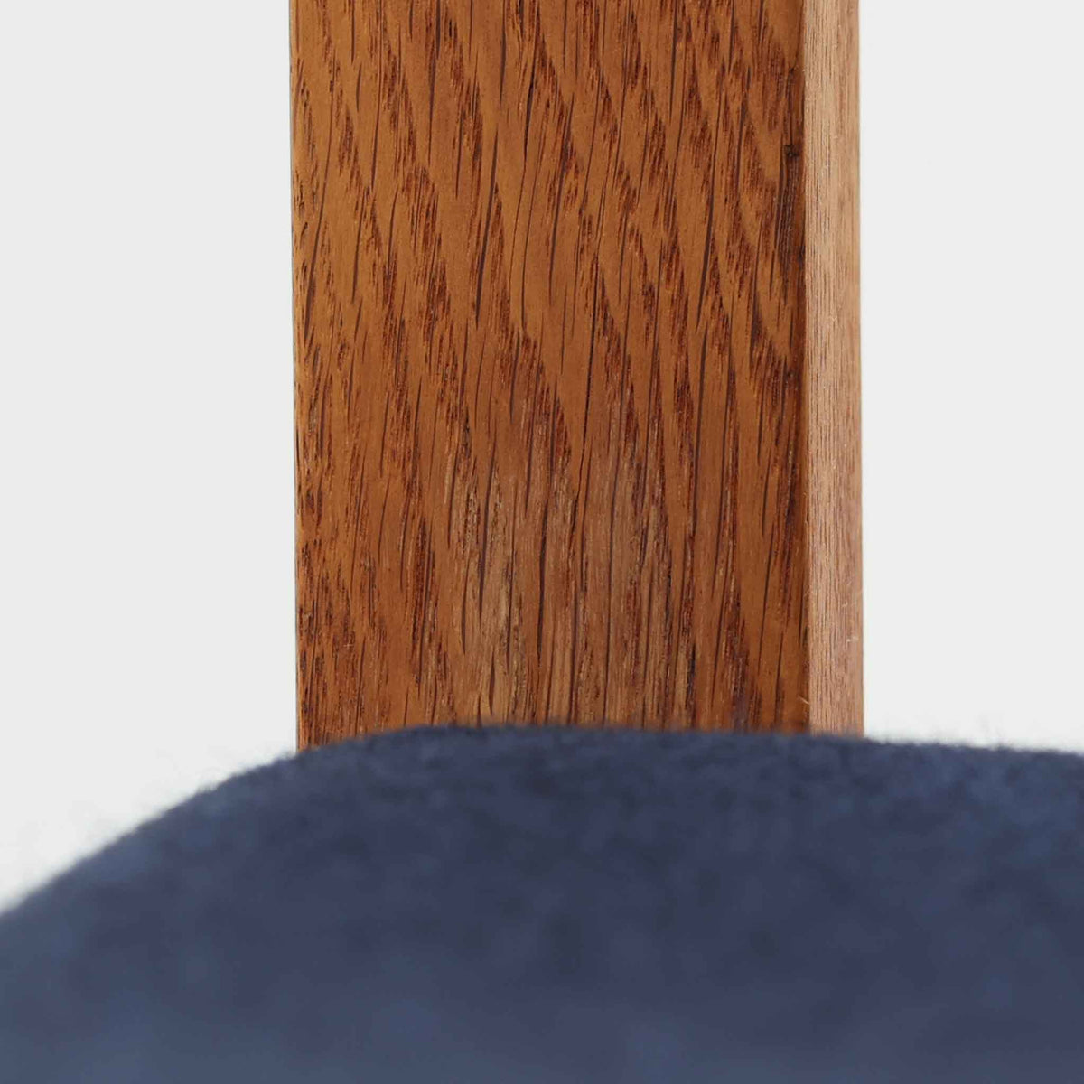 Hans J. Wegner（ハンス・J・ウェグナー）がデザインし、Getama（ゲタマ）が製造を手掛けたGE151アームチェアです。オーク材による直線的で端正なフレームに、ゆるやかにカーブした背もたれと座面を組み合わせた、軽快で機能的な佇まいが魅力。幅のあるアームは木の質感を存分に感じられ、長年の使用による風合いもビンテージならではの味わいです。ダイニングや書斎のほか、ゆったりと腰掛けるラウンジチェアとしても取り入れやすい一脚です。