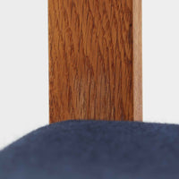 Hans J. Wegner（ハンス・J・ウェグナー）がデザインし、Getama（ゲタマ）が製造を手掛けたGE151アームチェアです。オーク材による直線的で端正なフレームに、ゆるやかにカーブした背もたれと座面を組み合わせた、軽快で機能的な佇まいが魅力。幅のあるアームは木の質感を存分に感じられ、長年の使用による風合いもビンテージならではの味わいです。ダイニングや書斎のほか、ゆったりと腰掛けるラウンジチェアとしても取り入れやすい一脚です。
