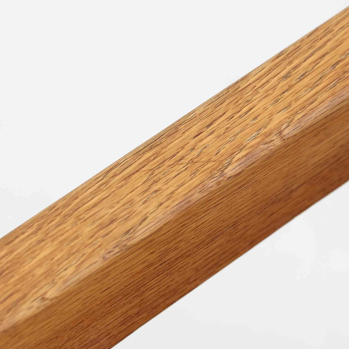 Hans J. Wegner（ハンス・J・ウェグナー）がデザインし、Getama（ゲタマ）が製造を手掛けたGE151アームチェアです。オーク材による直線的で端正なフレームに、ゆるやかにカーブした背もたれと座面を組み合わせた、軽快で機能的な佇まいが魅力。幅のあるアームは木の質感を存分に感じられ、長年の使用による風合いもビンテージならではの味わいです。ダイニングや書斎のほか、ゆったりと腰掛けるラウンジチェアとしても取り入れやすい一脚です。