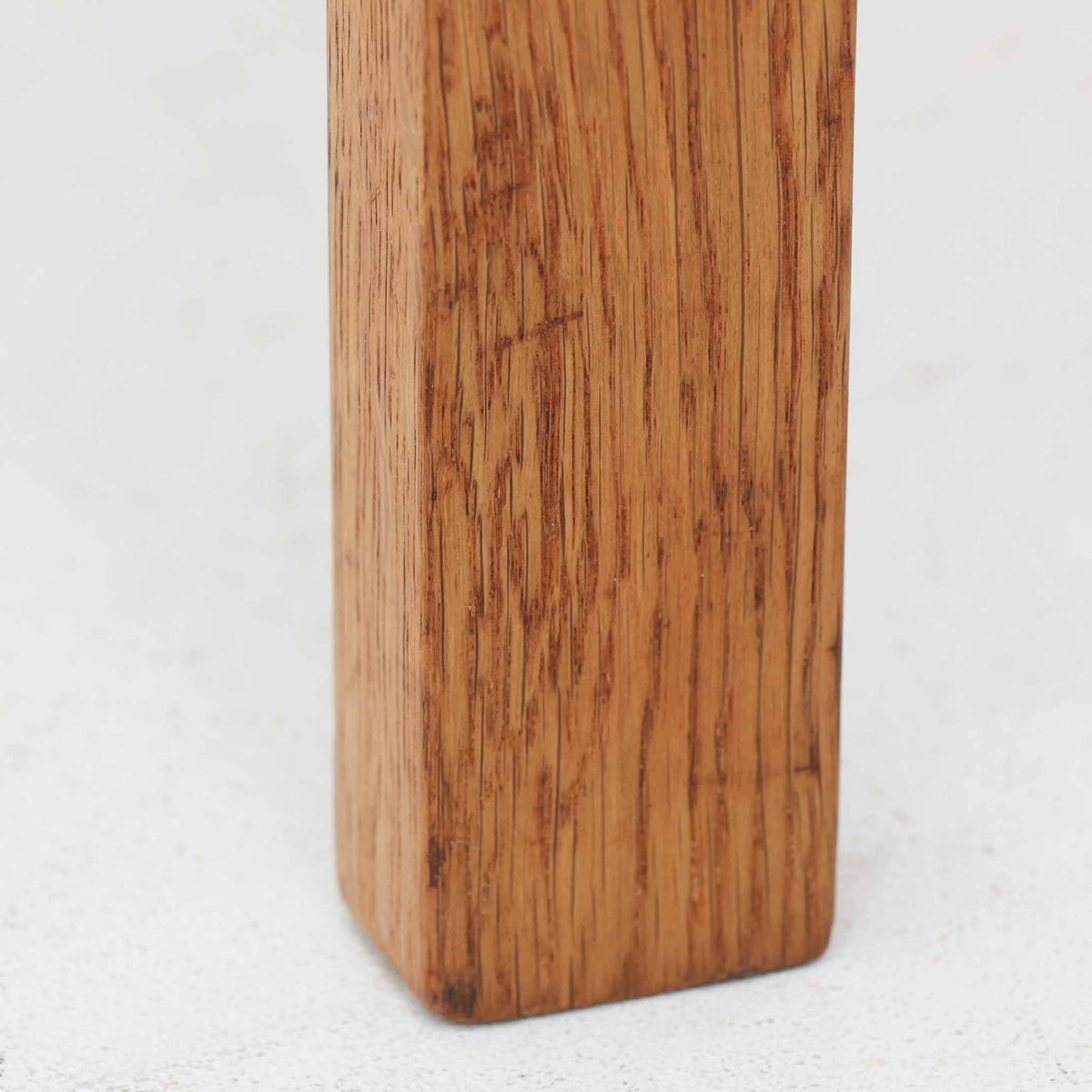 Hans J. Wegner（ハンス・J・ウェグナー）がデザインし、Getama（ゲタマ）が製造を手掛けたGE151アームチェアです。オーク材による直線的で端正なフレームに、ゆるやかにカーブした背もたれと座面を組み合わせた、軽快で機能的な佇まいが魅力。幅のあるアームは木の質感を存分に感じられ、長年の使用による風合いもビンテージならではの味わいです。ダイニングや書斎のほか、ゆったりと腰掛けるラウンジチェアとしても取り入れやすい一脚です。