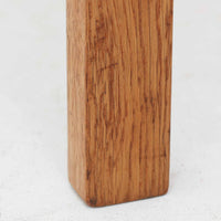 Hans J. Wegner（ハンス・J・ウェグナー）がデザインし、Getama（ゲタマ）が製造を手掛けたGE151アームチェアです。オーク材による直線的で端正なフレームに、ゆるやかにカーブした背もたれと座面を組み合わせた、軽快で機能的な佇まいが魅力。幅のあるアームは木の質感を存分に感じられ、長年の使用による風合いもビンテージならではの味わいです。ダイニングや書斎のほか、ゆったりと腰掛けるラウンジチェアとしても取り入れやすい一脚です。