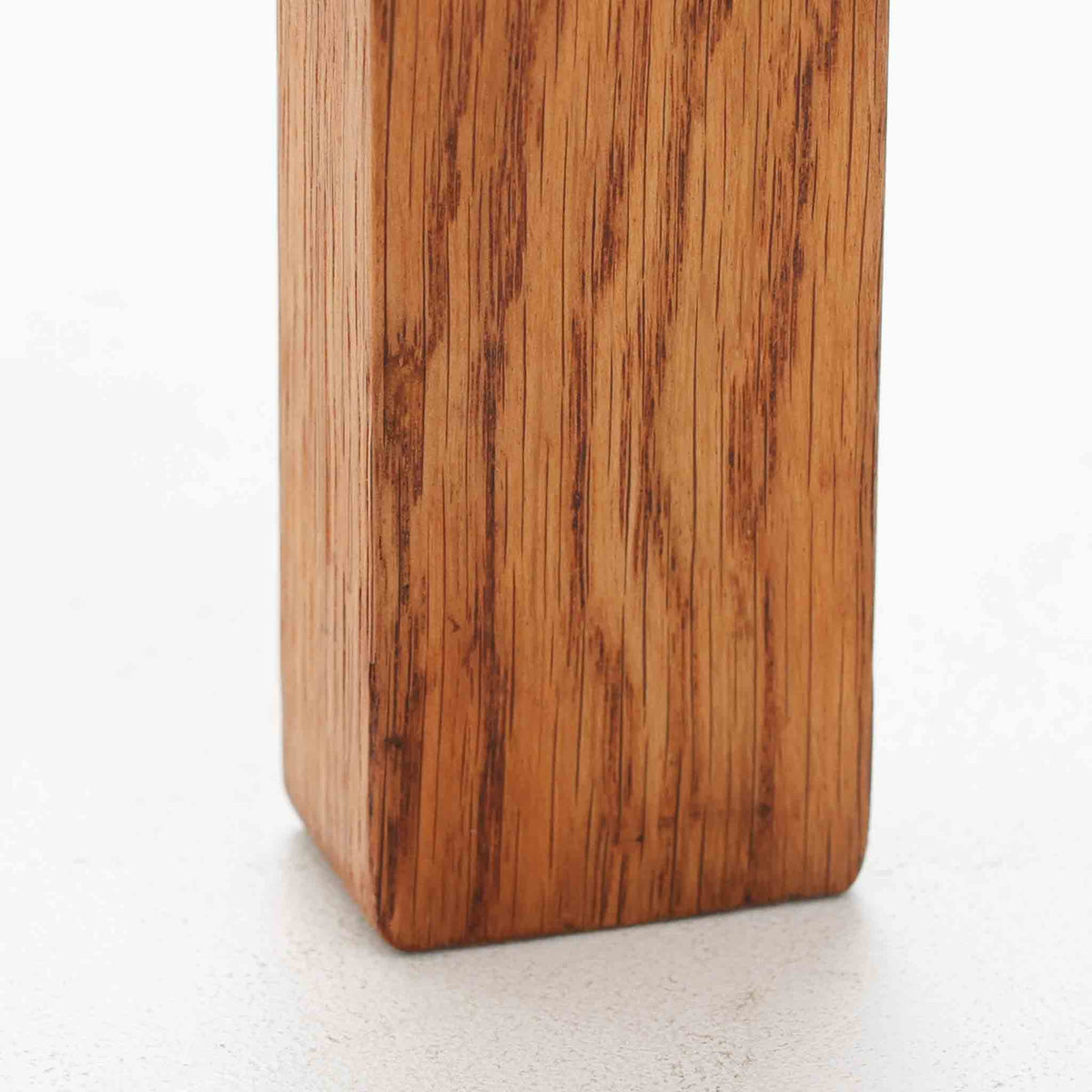 Hans J. Wegner（ハンス・J・ウェグナー）がデザインし、Getama（ゲタマ）が製造を手掛けたGE151アームチェアです。オーク材による直線的で端正なフレームに、ゆるやかにカーブした背もたれと座面を組み合わせた、軽快で機能的な佇まいが魅力。幅のあるアームは木の質感を存分に感じられ、長年の使用による風合いもビンテージならではの味わいです。ダイニングや書斎のほか、ゆったりと腰掛けるラウンジチェアとしても取り入れやすい一脚です。