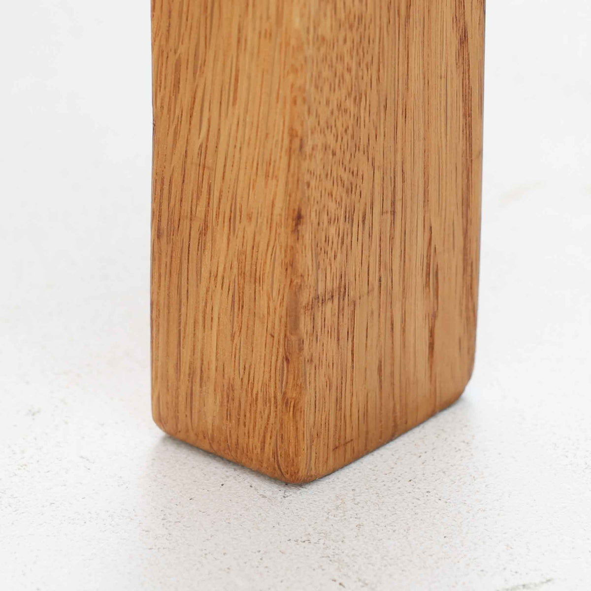 Hans J. Wegner（ハンス・J・ウェグナー）がデザインし、Getama（ゲタマ）が製造を手掛けたGE151アームチェアです。オーク材による直線的で端正なフレームに、ゆるやかにカーブした背もたれと座面を組み合わせた、軽快で機能的な佇まいが魅力。幅のあるアームは木の質感を存分に感じられ、長年の使用による風合いもビンテージならではの味わいです。ダイニングや書斎のほか、ゆったりと腰掛けるラウンジチェアとしても取り入れやすい一脚です。
