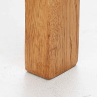 Hans J. Wegner（ハンス・J・ウェグナー）がデザインし、Getama（ゲタマ）が製造を手掛けたGE151アームチェアです。オーク材による直線的で端正なフレームに、ゆるやかにカーブした背もたれと座面を組み合わせた、軽快で機能的な佇まいが魅力。幅のあるアームは木の質感を存分に感じられ、長年の使用による風合いもビンテージならではの味わいです。ダイニングや書斎のほか、ゆったりと腰掛けるラウンジチェアとしても取り入れやすい一脚です。
