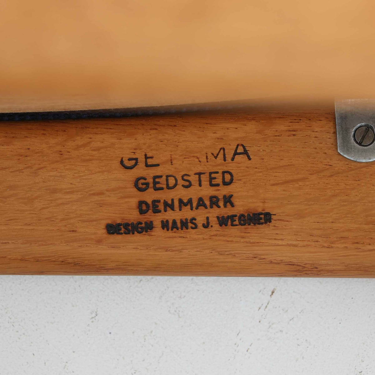 Hans J. Wegner（ハンス・J・ウェグナー）がデザインし、Getama（ゲタマ）が製造を手掛けたGE151アームチェアです。オーク材による直線的で端正なフレームに、ゆるやかにカーブした背もたれと座面を組み合わせた、軽快で機能的な佇まいが魅力。幅のあるアームは木の質感を存分に感じられ、長年の使用による風合いもビンテージならではの味わいです。ダイニングや書斎のほか、ゆったりと腰掛けるラウンジチェアとしても取り入れやすい一脚です。