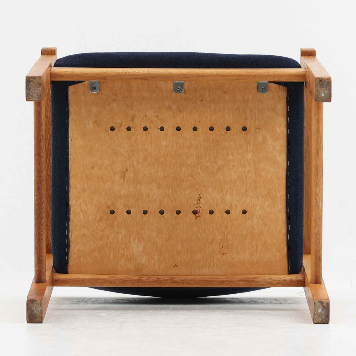 Hans J. Wegner（ハンス・J・ウェグナー）がデザインし、Getama（ゲタマ）が製造を手掛けたGE151アームチェアです。オーク材による直線的で端正なフレームに、ゆるやかにカーブした背もたれと座面を組み合わせた、軽快で機能的な佇まいが魅力。幅のあるアームは木の質感を存分に感じられ、長年の使用による風合いもビンテージならではの味わいです。ダイニングや書斎のほか、ゆったりと腰掛けるラウンジチェアとしても取り入れやすい一脚です。
