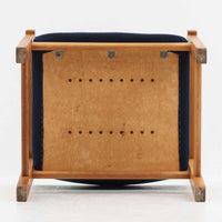 Hans J. Wegner（ハンス・J・ウェグナー）がデザインし、Getama（ゲタマ）が製造を手掛けたGE151アームチェアです。オーク材による直線的で端正なフレームに、ゆるやかにカーブした背もたれと座面を組み合わせた、軽快で機能的な佇まいが魅力。幅のあるアームは木の質感を存分に感じられ、長年の使用による風合いもビンテージならではの味わいです。ダイニングや書斎のほか、ゆったりと腰掛けるラウンジチェアとしても取り入れやすい一脚です。