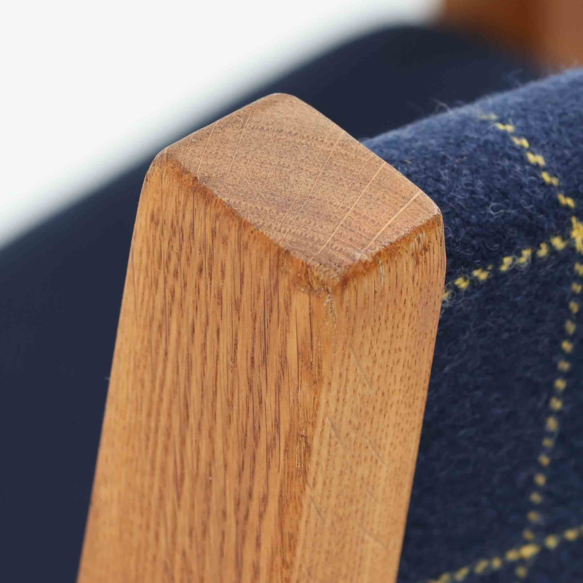 Hans J. Wegner（ハンス・J・ウェグナー）がデザインし、Getama（ゲタマ）が製造を手掛けたGE151アームチェアです。オーク材による直線的で端正なフレームに、ゆるやかにカーブした背もたれと座面を組み合わせた、軽快で機能的な佇まいが魅力。幅のあるアームは木の質感を存分に感じられ、長年の使用による風合いもビンテージならではの味わいです。ダイニングや書斎のほか、ゆったりと腰掛けるラウンジチェアとしても取り入れやすい一脚です。