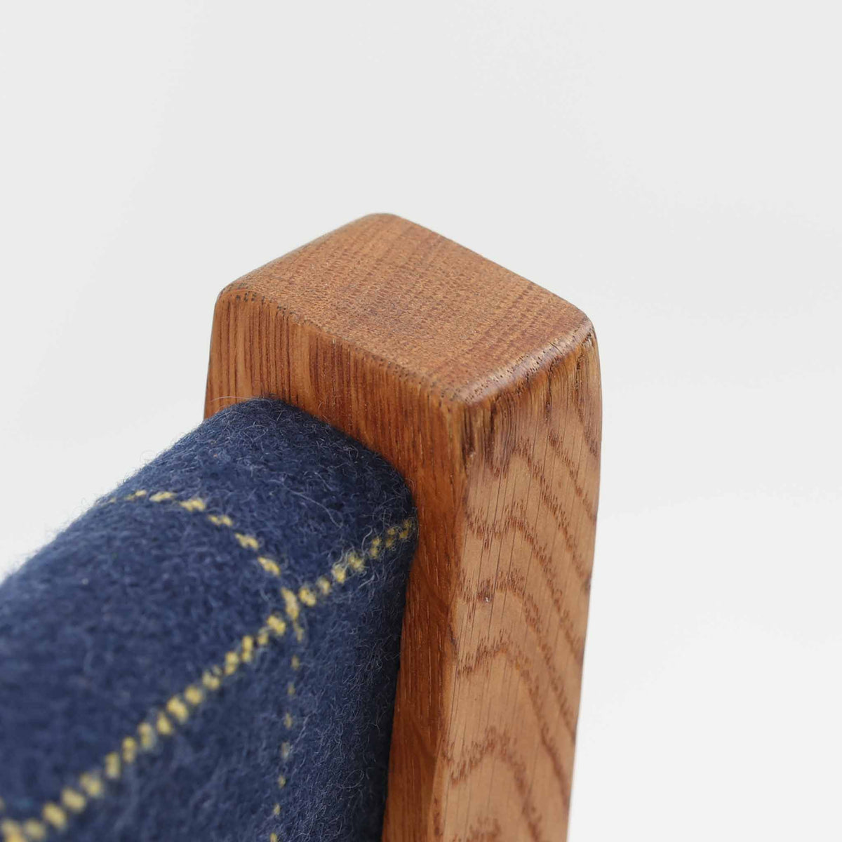 Hans J. Wegner（ハンス・J・ウェグナー）がデザインし、Getama（ゲタマ）が製造を手掛けたGE151アームチェアです。オーク材による直線的で端正なフレームに、ゆるやかにカーブした背もたれと座面を組み合わせた、軽快で機能的な佇まいが魅力。幅のあるアームは木の質感を存分に感じられ、長年の使用による風合いもビンテージならではの味わいです。ダイニングや書斎のほか、ゆったりと腰掛けるラウンジチェアとしても取り入れやすい一脚です。