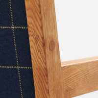Hans J. Wegner（ハンス・J・ウェグナー）がデザインし、Getama（ゲタマ）が製造を手掛けたGE151アームチェアです。オーク材による直線的で端正なフレームに、ゆるやかにカーブした背もたれと座面を組み合わせた、軽快で機能的な佇まいが魅力。幅のあるアームは木の質感を存分に感じられ、長年の使用による風合いもビンテージならではの味わいです。ダイニングや書斎のほか、ゆったりと腰掛けるラウンジチェアとしても取り入れやすい一脚です。