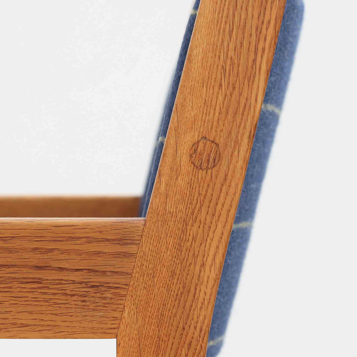 Hans J. Wegner（ハンス・J・ウェグナー）がデザインし、Getama（ゲタマ）が製造を手掛けたGE151アームチェアです。オーク材による直線的で端正なフレームに、ゆるやかにカーブした背もたれと座面を組み合わせた、軽快で機能的な佇まいが魅力。幅のあるアームは木の質感を存分に感じられ、長年の使用による風合いもビンテージならではの味わいです。ダイニングや書斎のほか、ゆったりと腰掛けるラウンジチェアとしても取り入れやすい一脚です。